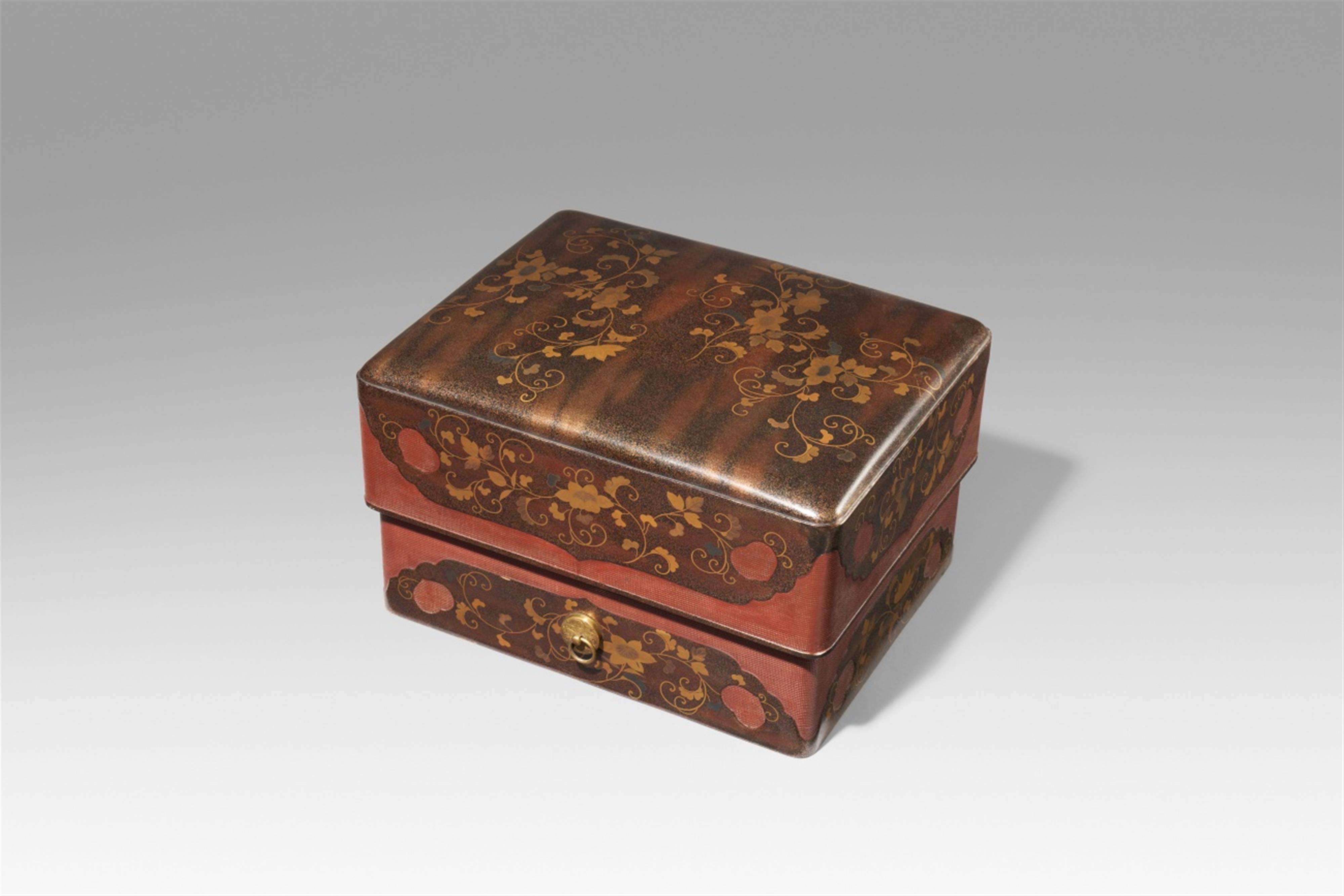 A large sumiaka lacquer box. Edo period, 17th century - image-1