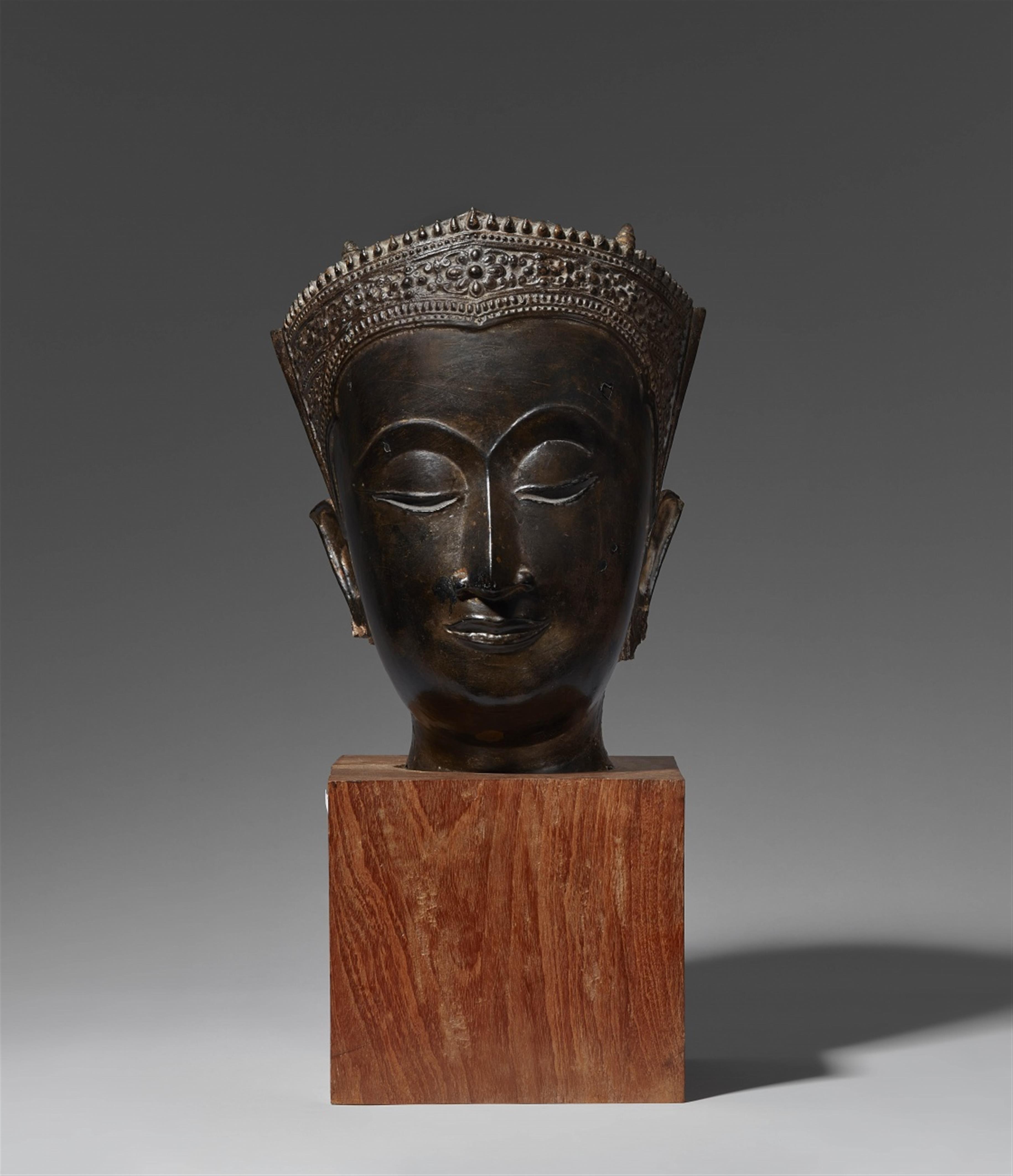 A very large Ayutthaya bronze head of a Buddha. Ca. 17th century - image-1