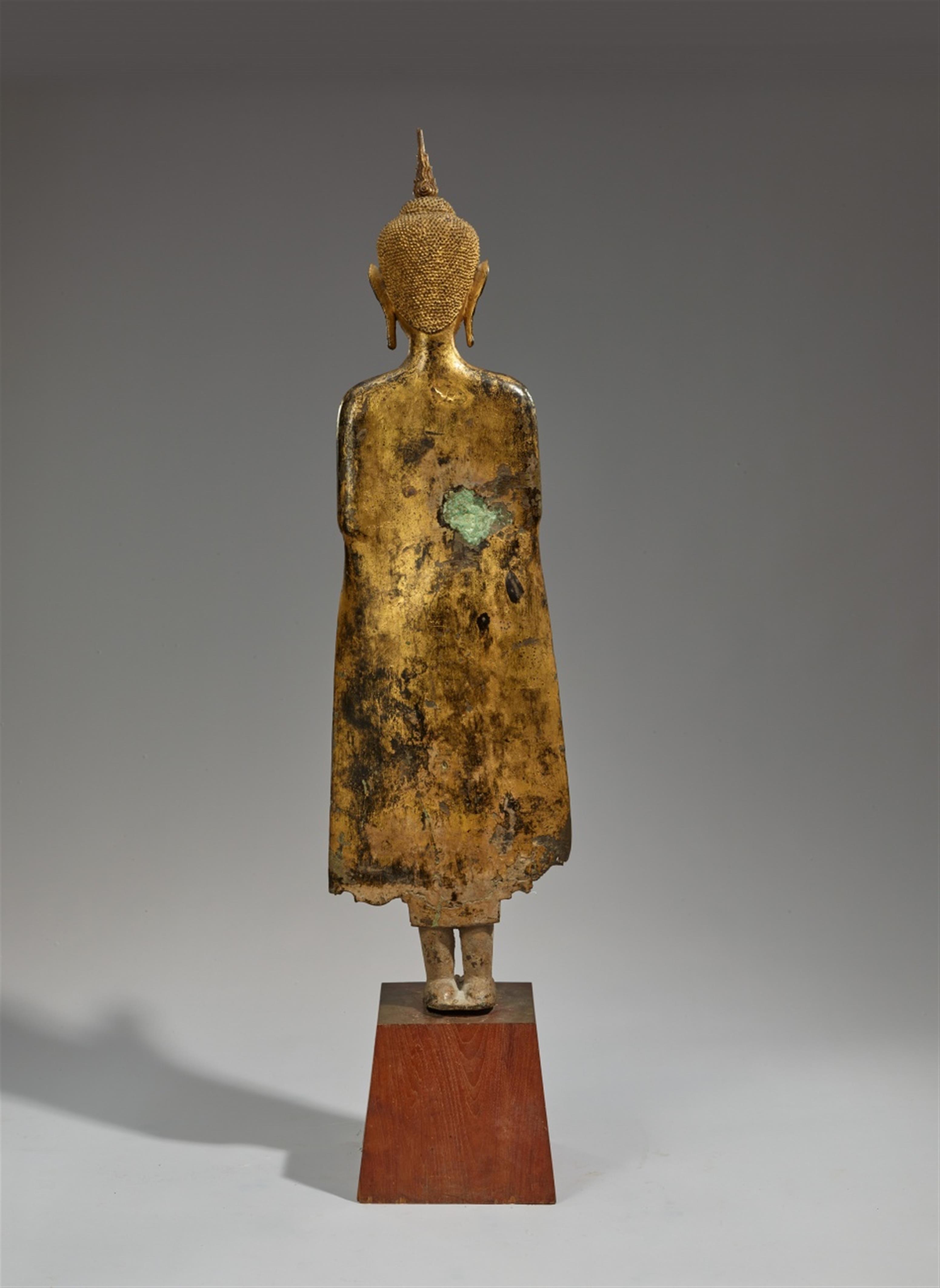 A large Ayutthaya lacquered and gilt bronze figure of a standing Buddha. Thailand. 17th/18th century - image-2