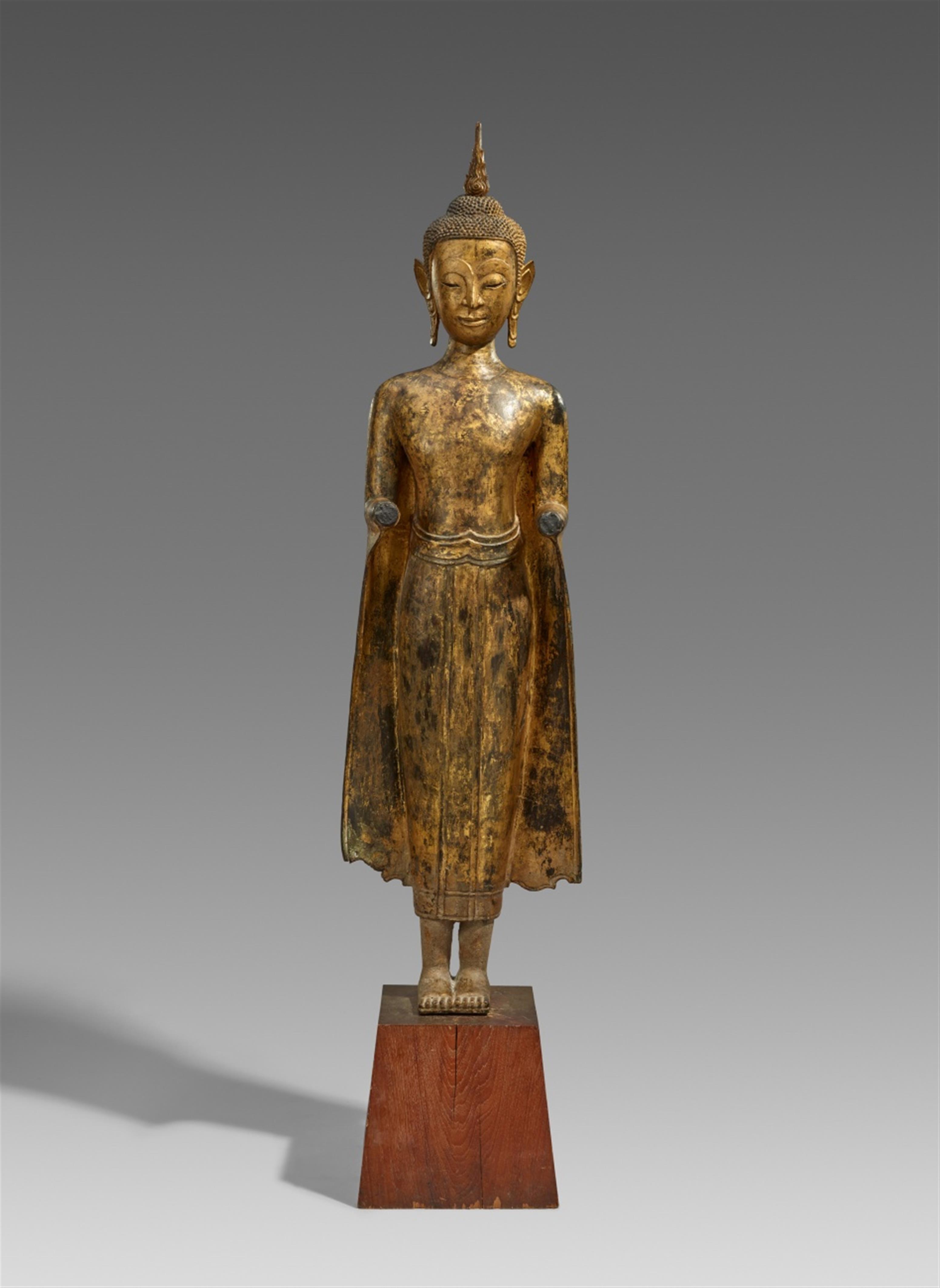 A large Ayutthaya lacquered and gilt bronze figure of a standing Buddha. Thailand. 17th/18th century - image-1