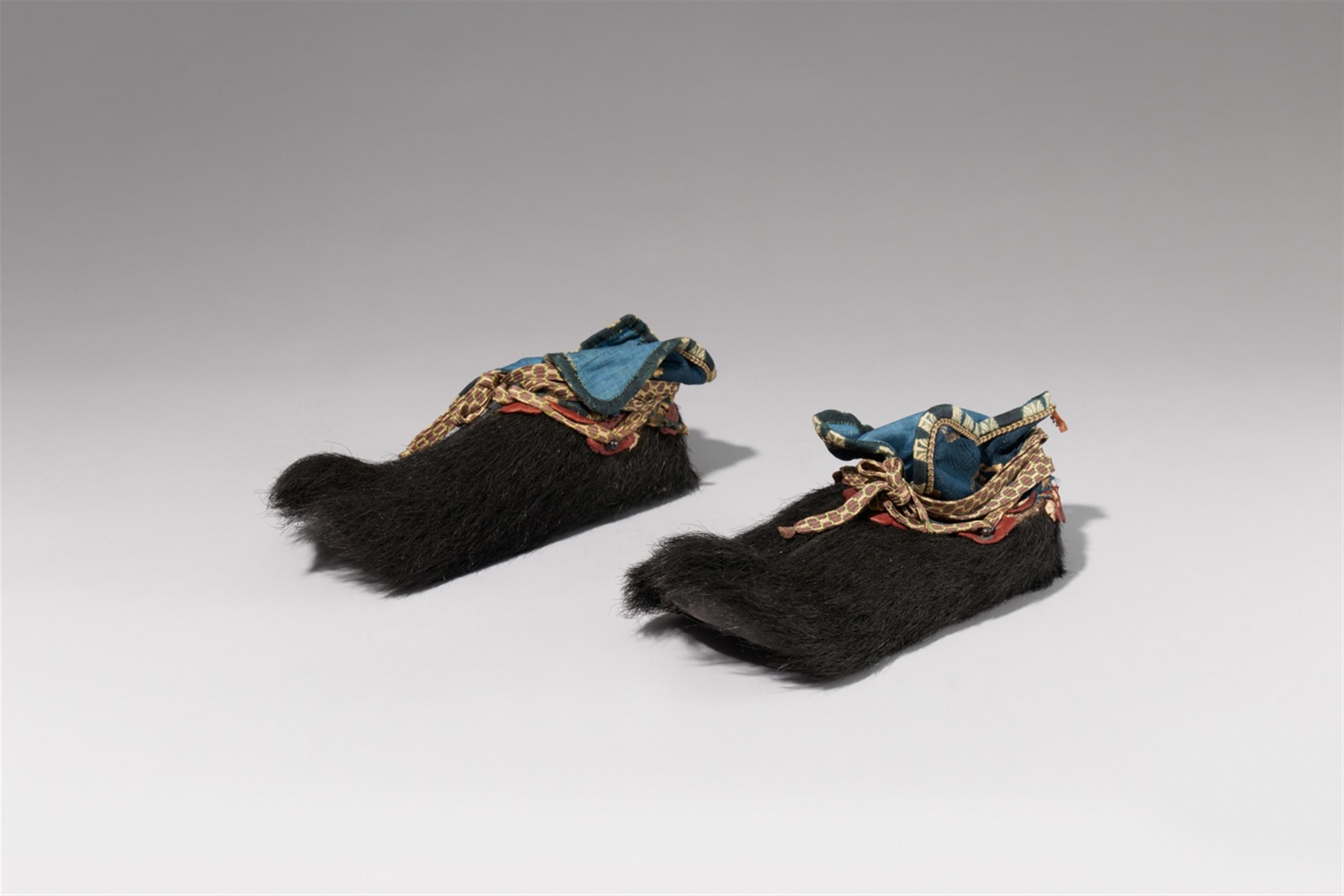 A pair kegutsu. Leather and fur. 19th century
 - image-1
