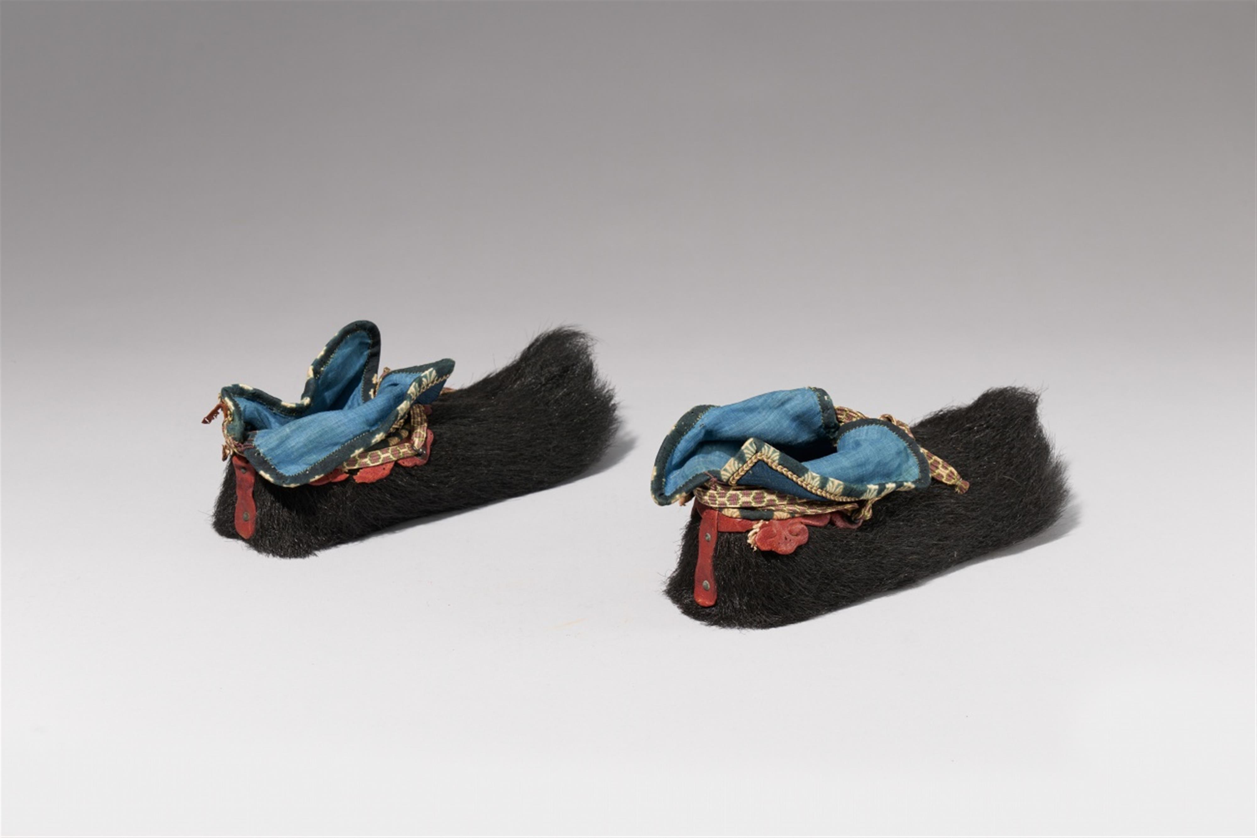 A pair kegutsu. Leather and fur. 19th century
 - image-2