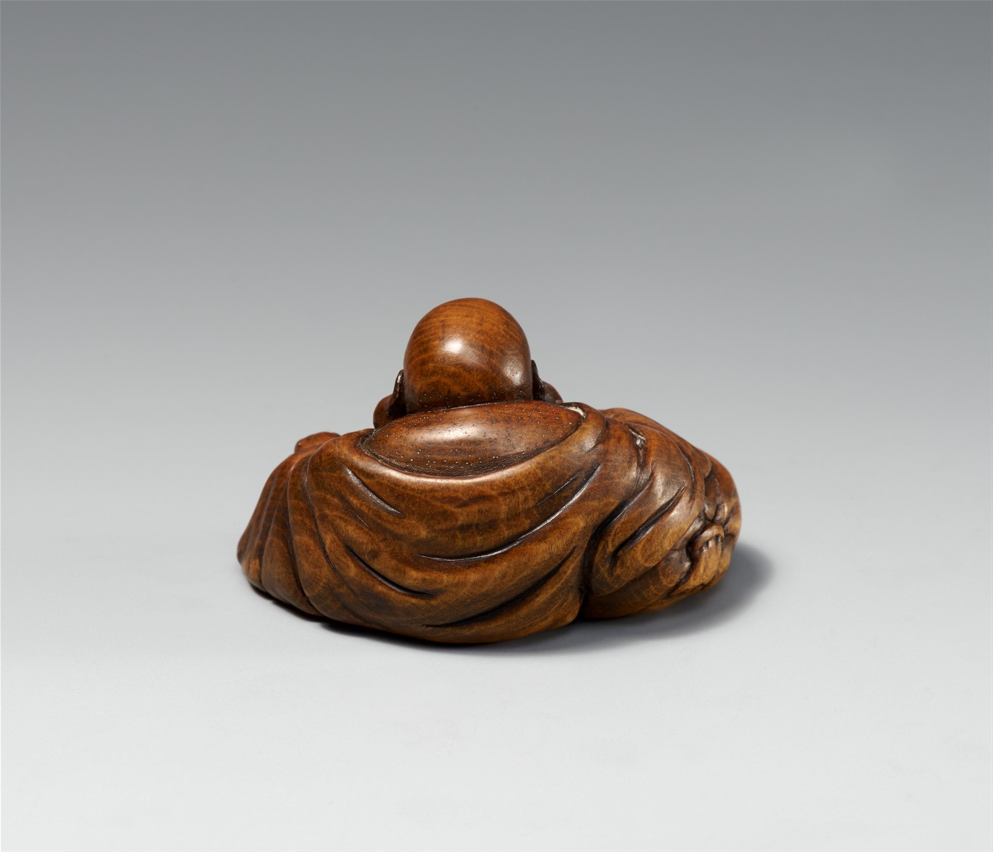 A wood netsuke of a laughing Hotei. 19th century - image-2