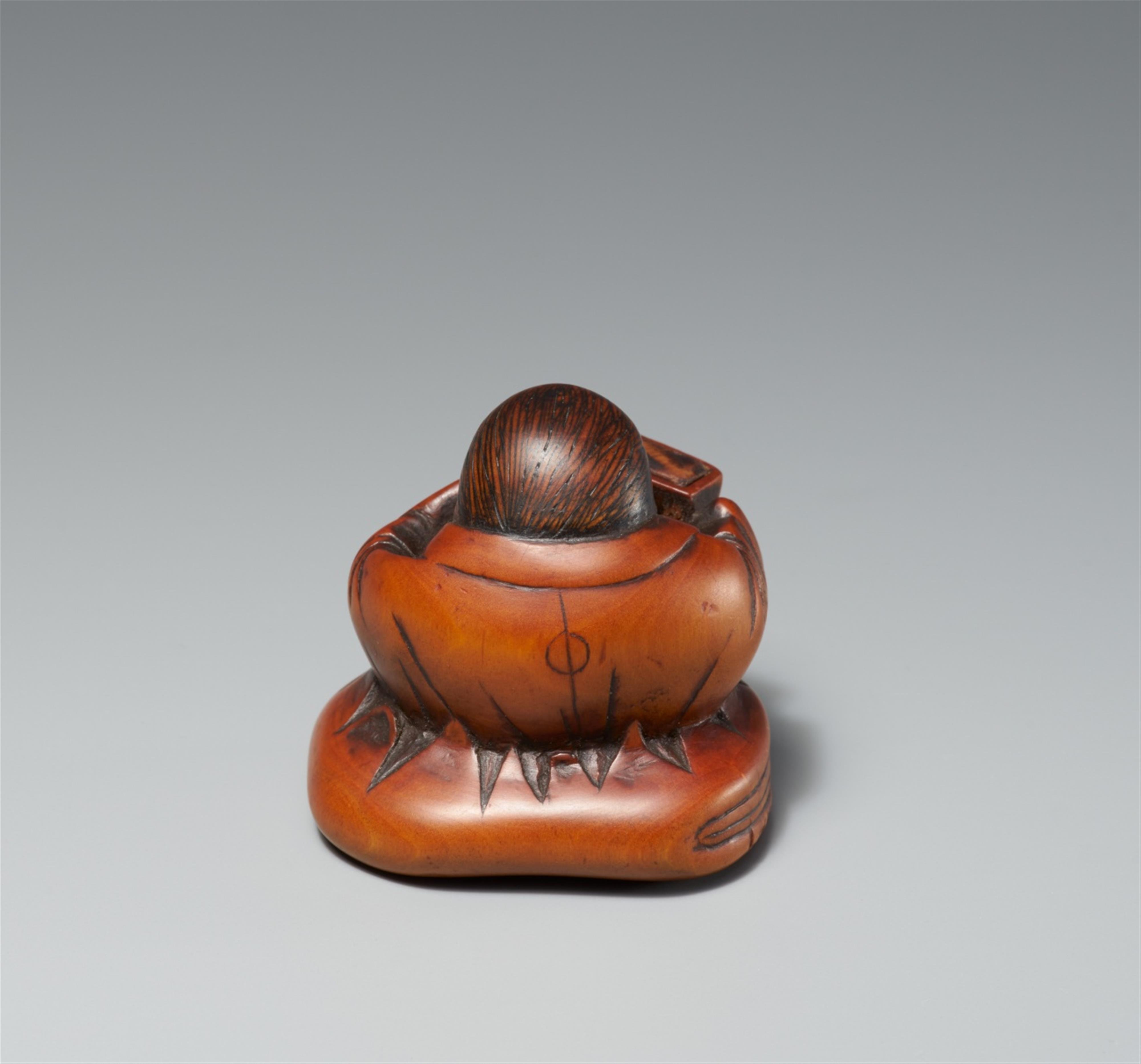 A boxwood netsuke of a Okame with a box. 19th century - image-2