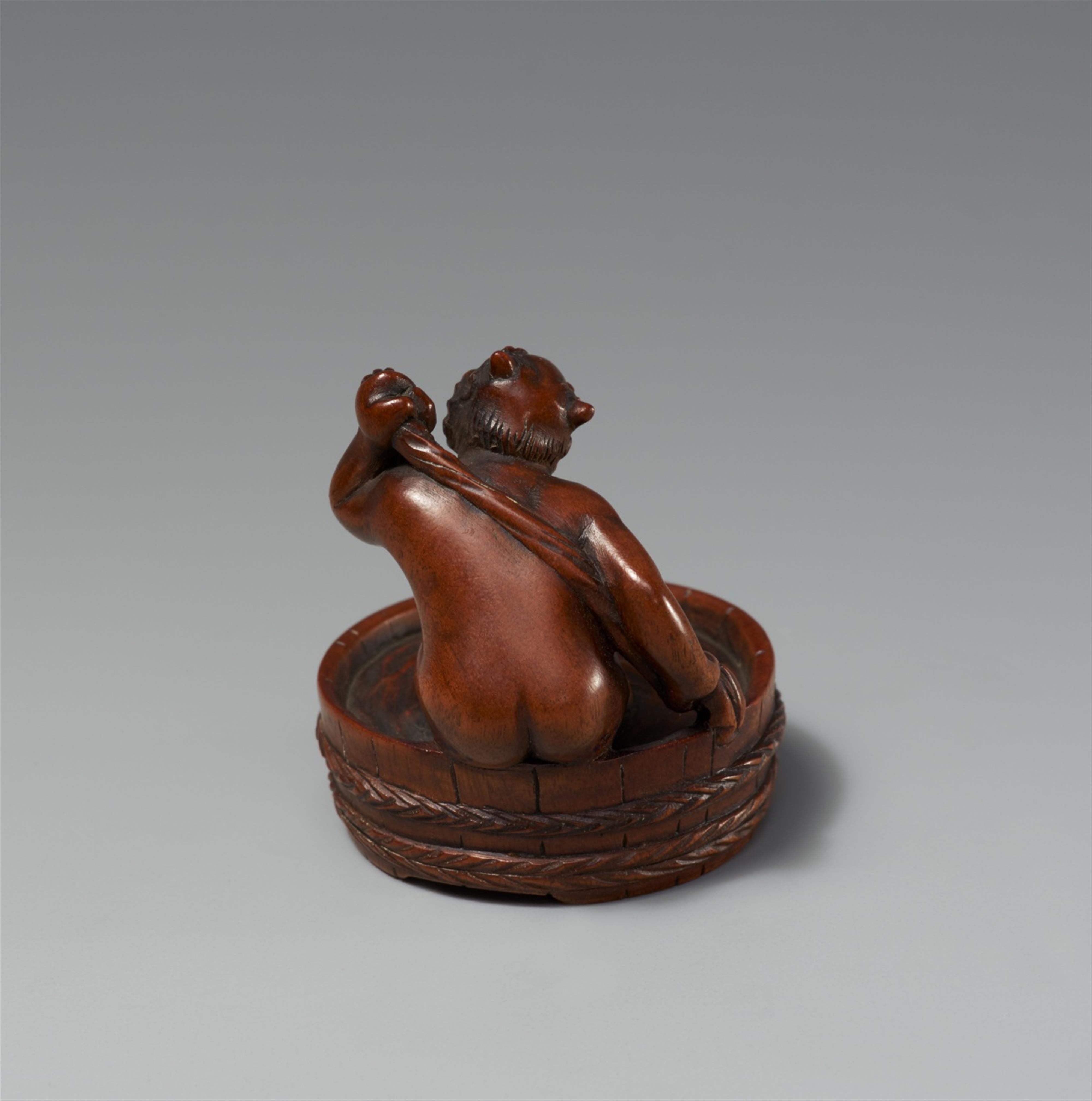 A wood netsuke of an oni washing himself. 19th century - image-2