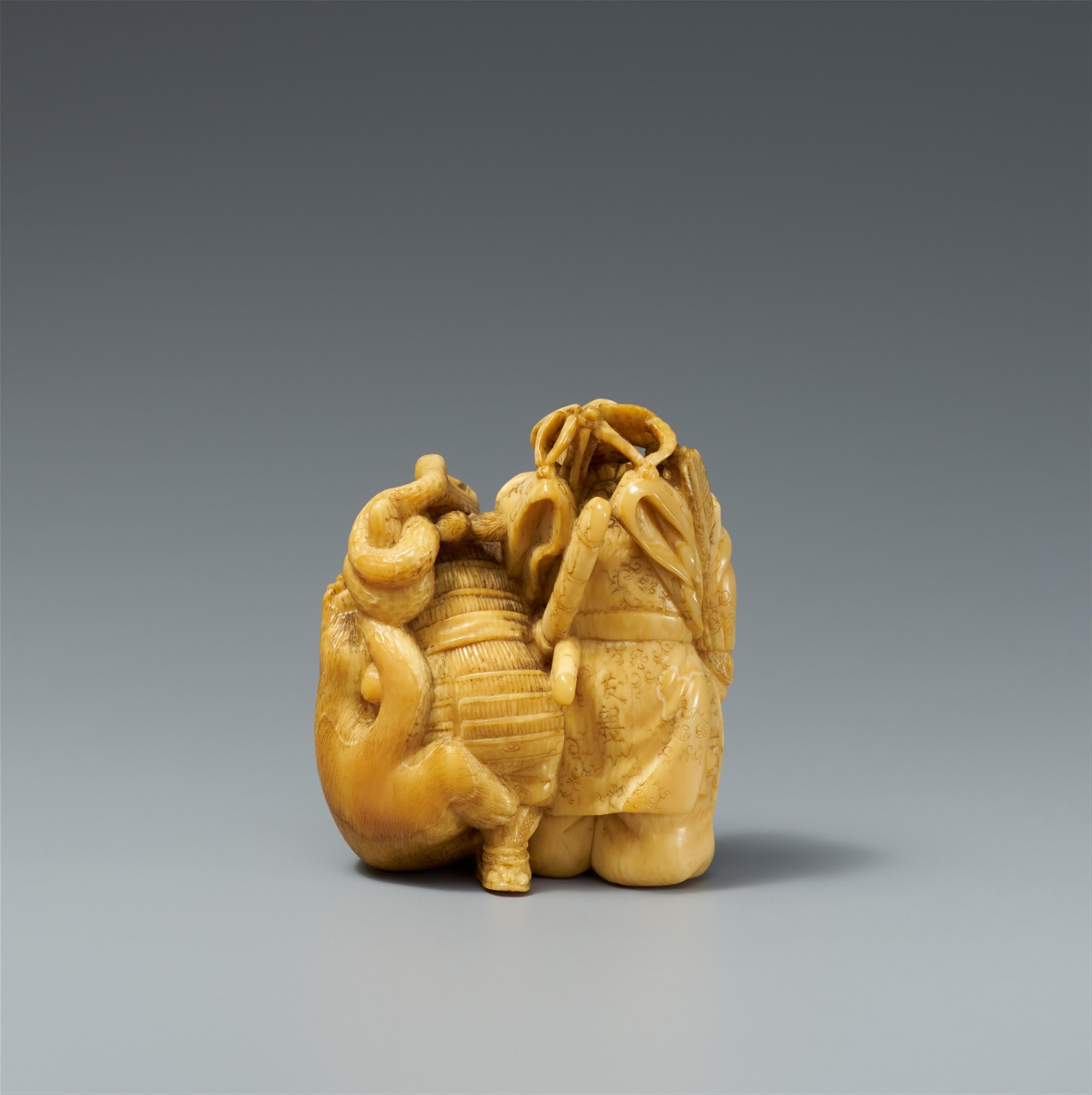 A small ivory okimono of Yorimasa and the nue. Second half 19th century - image-2
