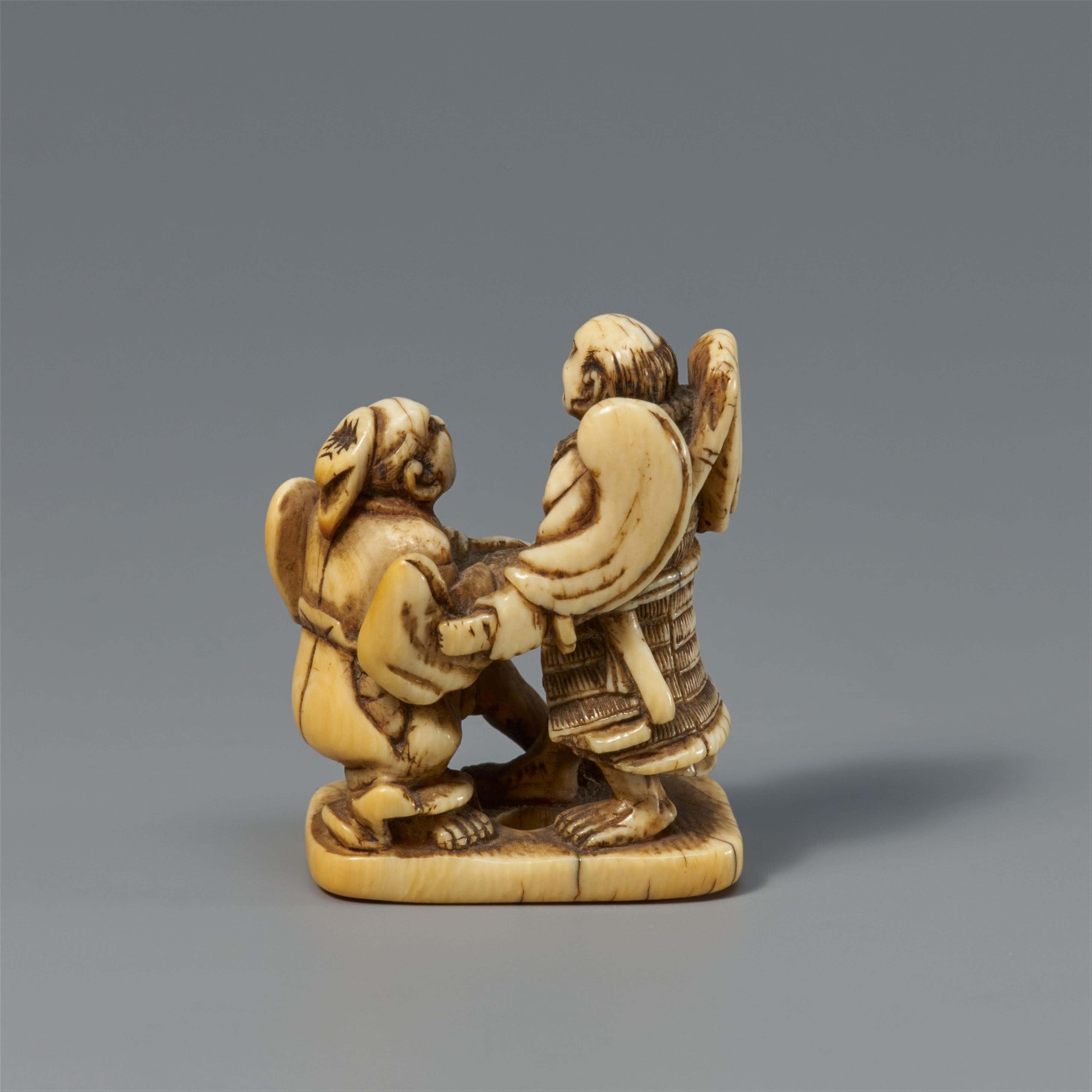 An ivory netsuke of Asahina Saburo and Soga no Goro. Elfenbein. Early 19th century - image-2