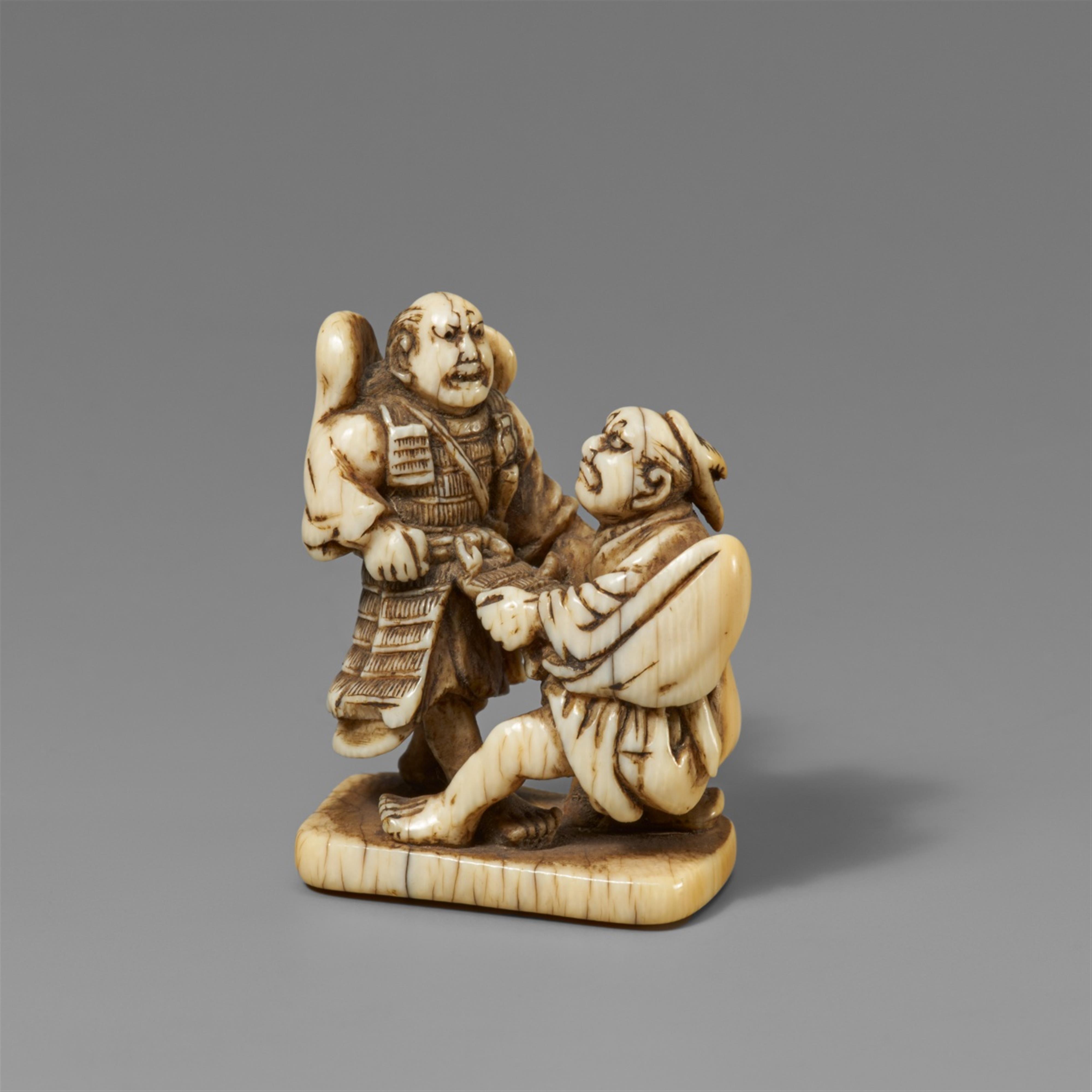 An ivory netsuke of Asahina Saburo and Soga no Goro. Elfenbein. Early 19th century - image-1