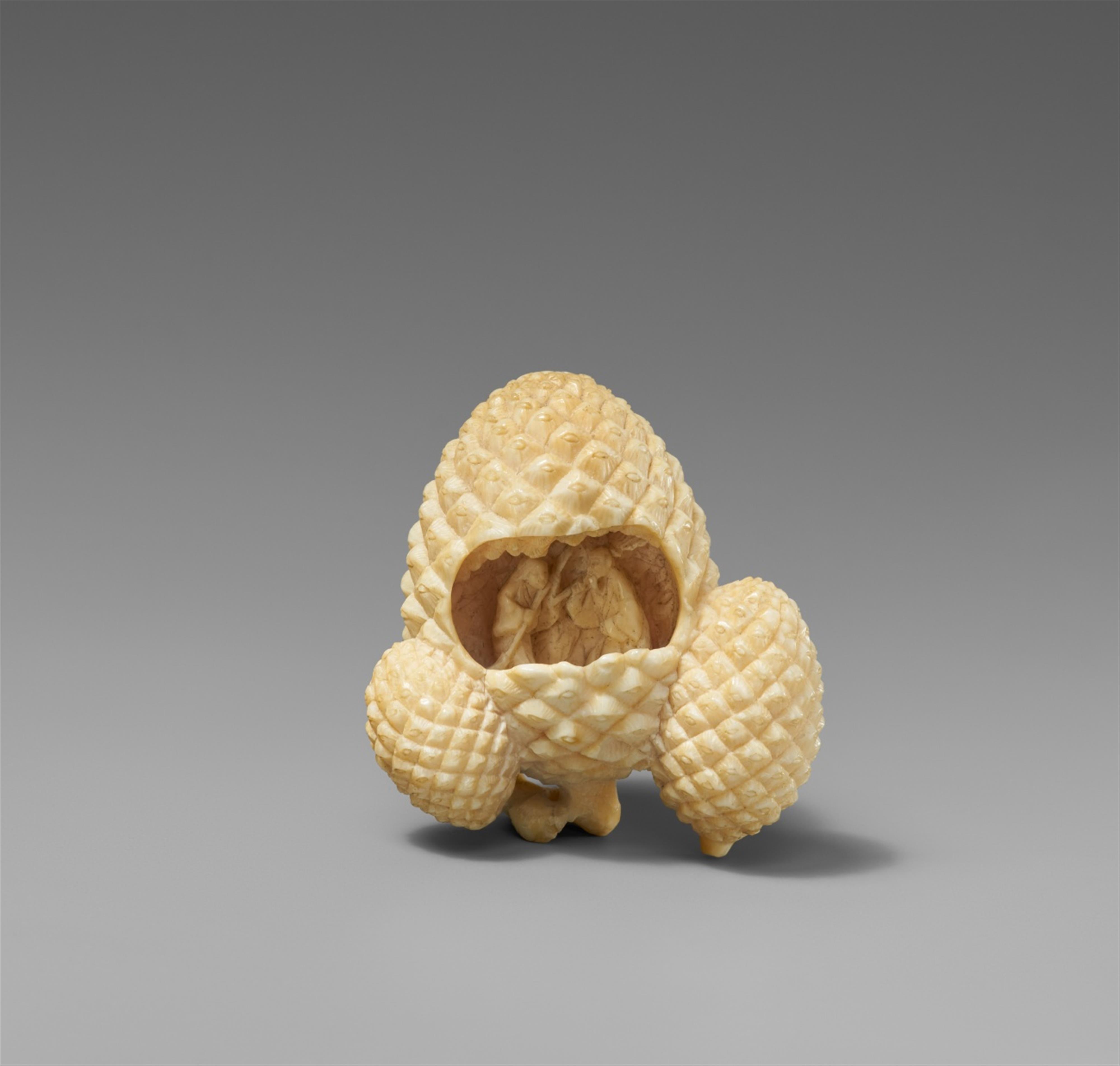 An ivory netsuke of three pine cones ans Jo and Uba. Second half 19th century - image-1