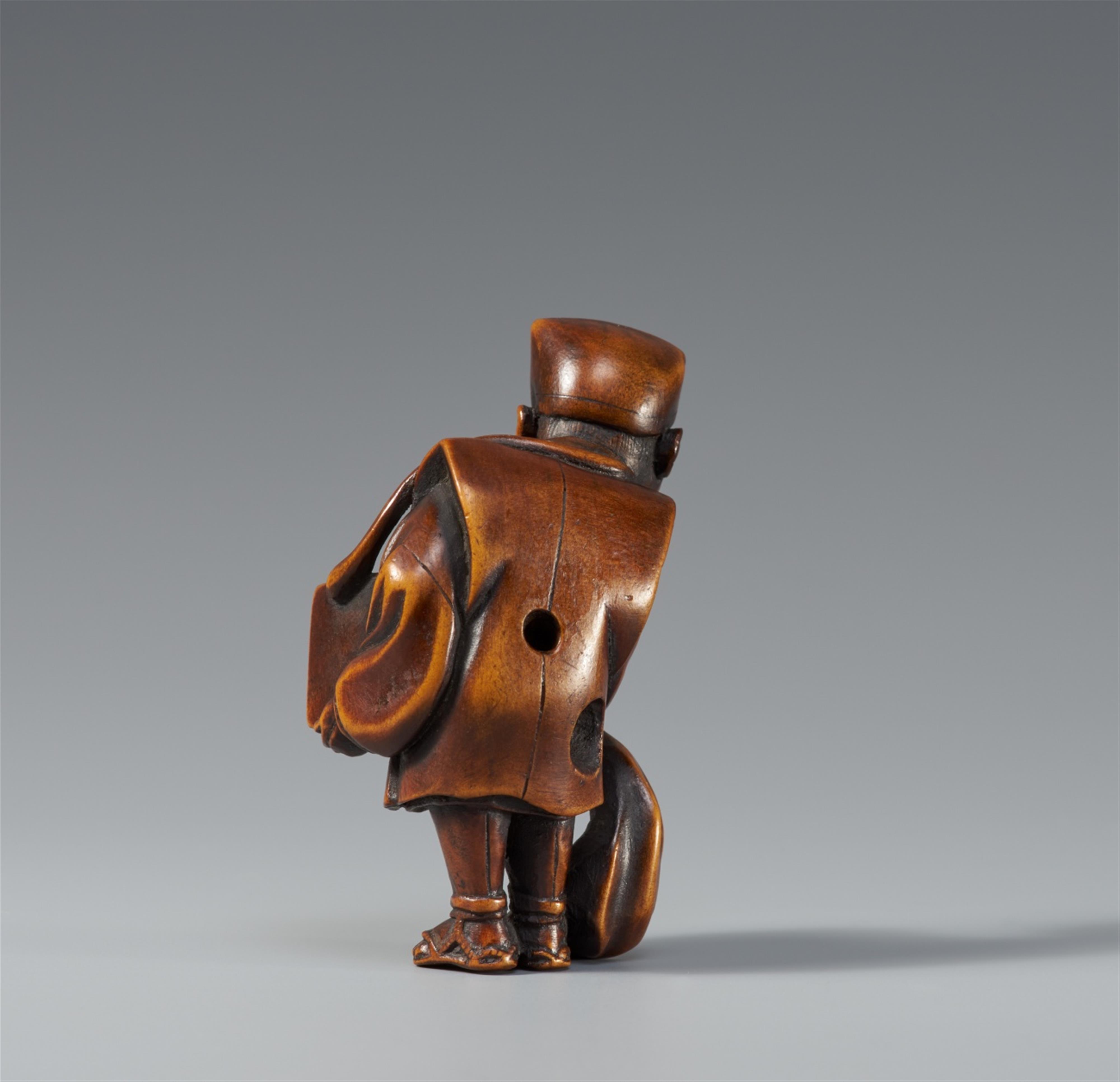 A wood netsuke of a street performer with a weasel. 19th century - image-2