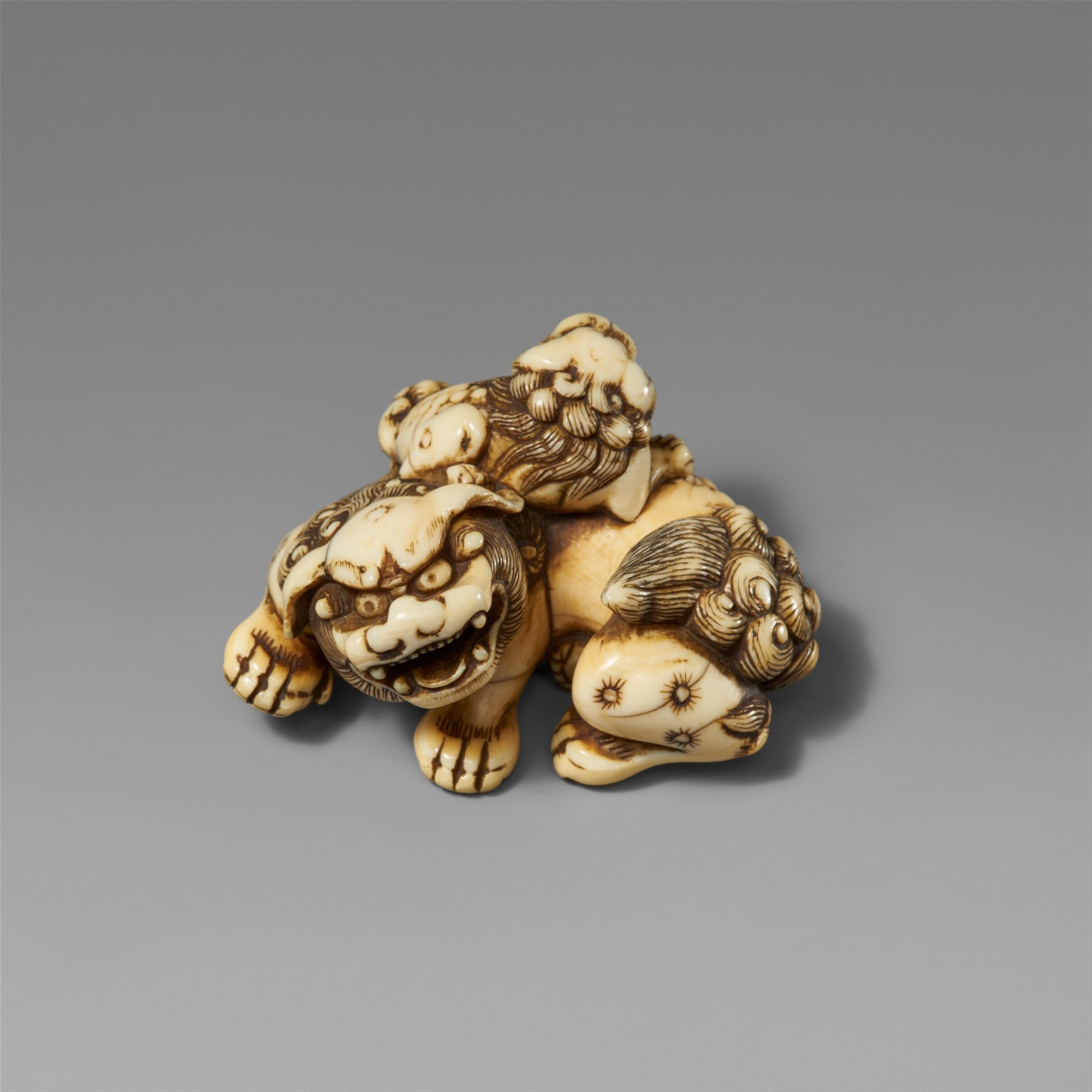 An ivory netsuke of a shishi and a cub. Late 18th century - image-1