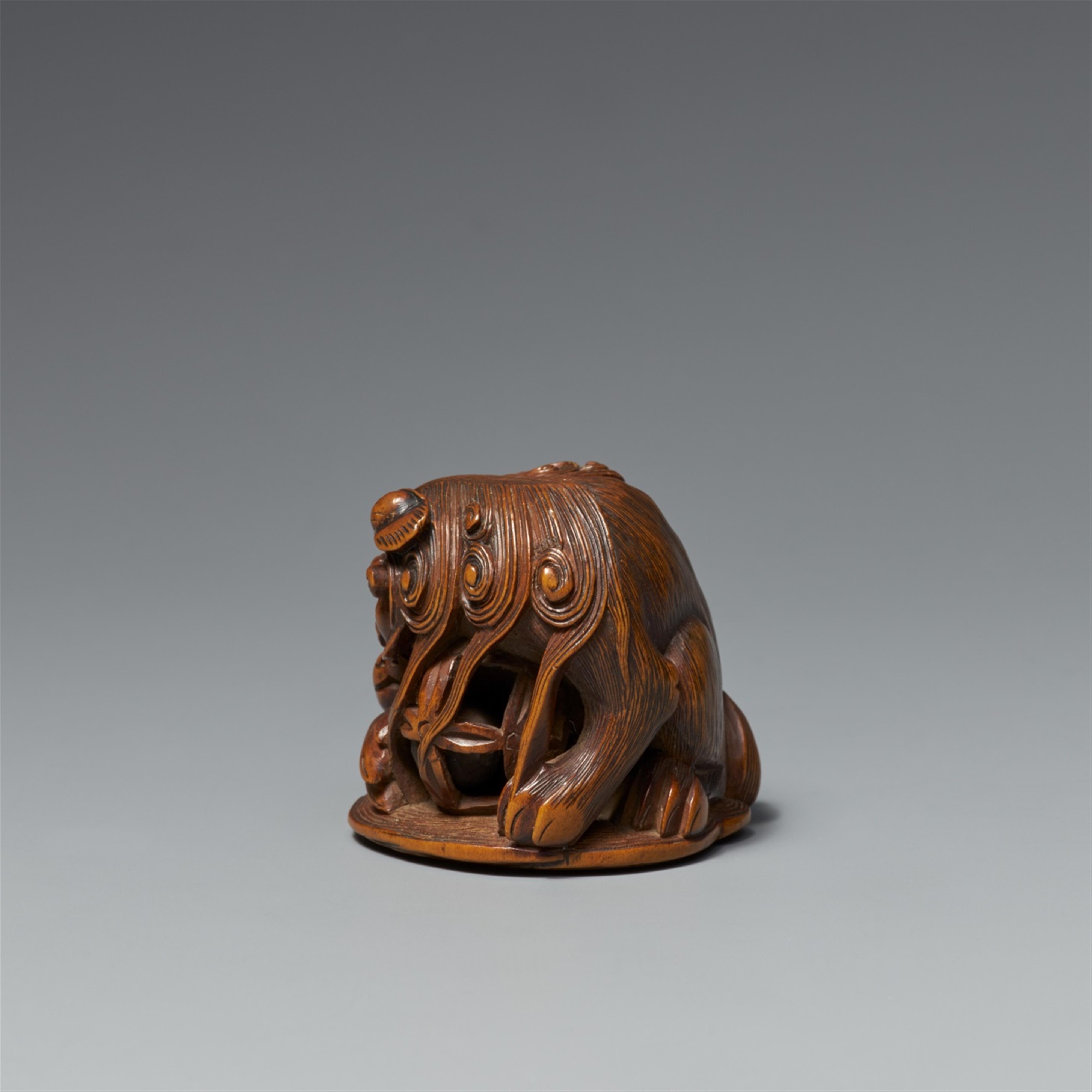 A boxwood netsuke of a shishi with cub. 19th century - image-2