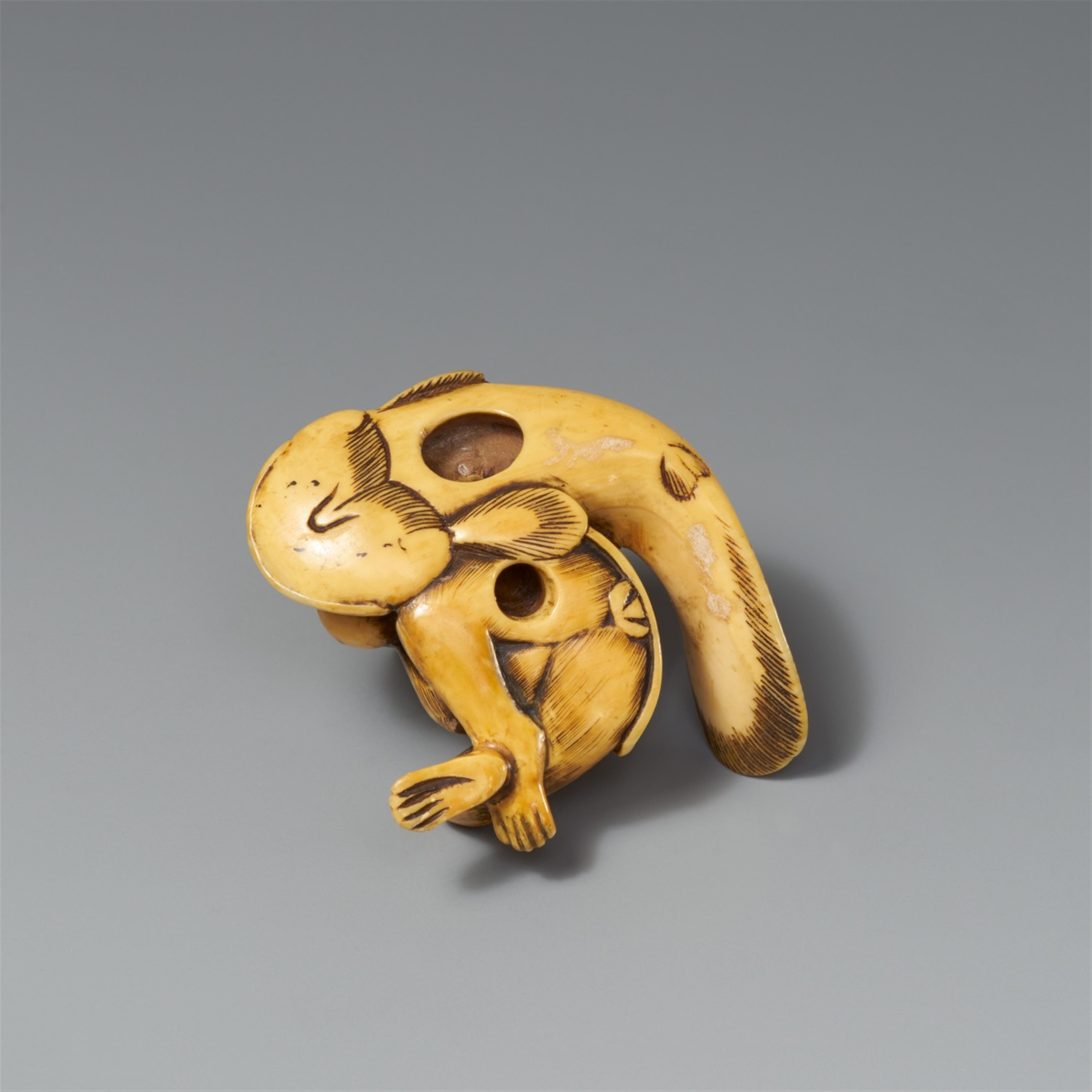 An ivory netsuke of a monkey and a catfish. Early 19th century - image-2