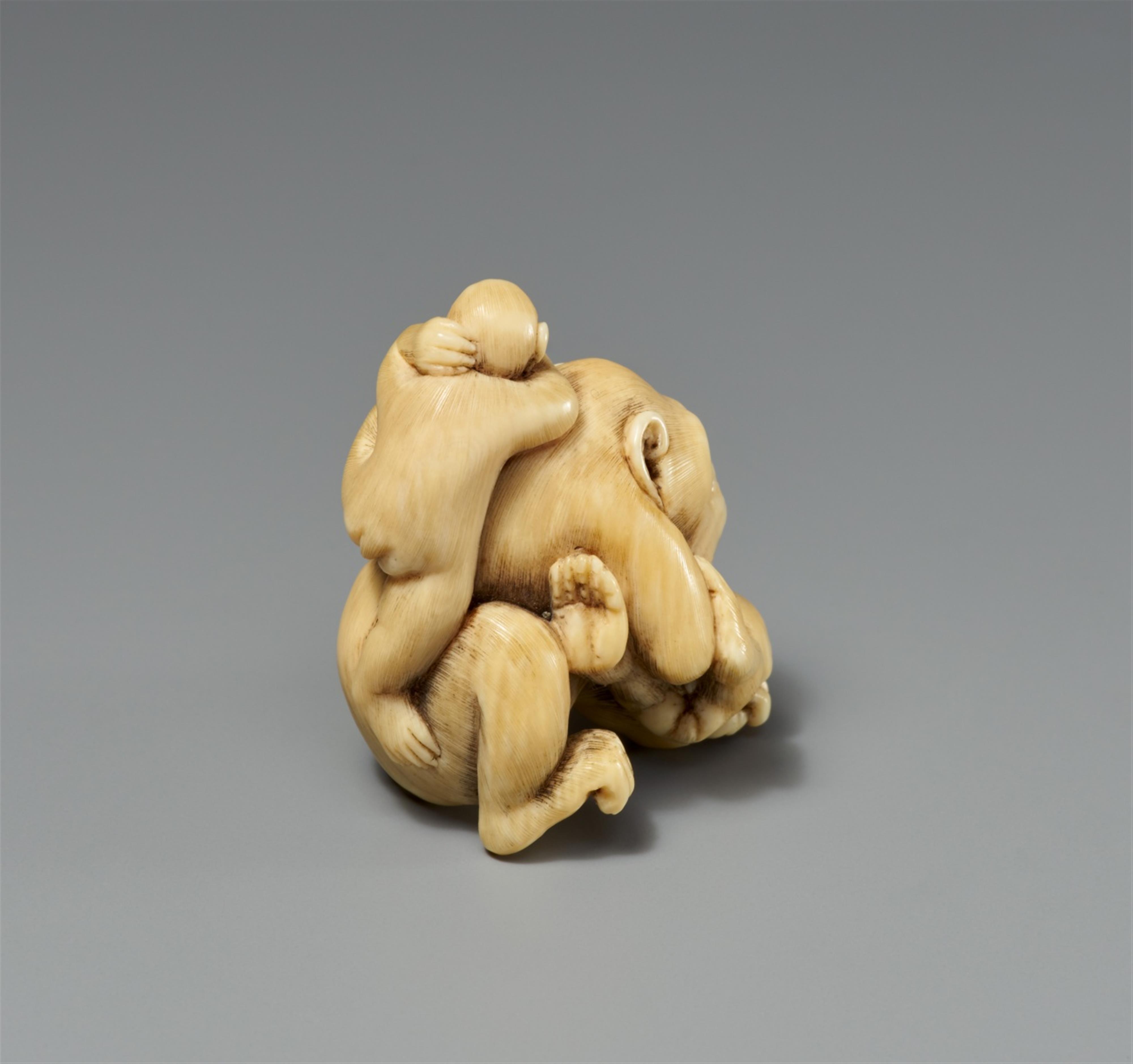 An ivory netsuke of a group of monkeys. Late 19th century - image-2