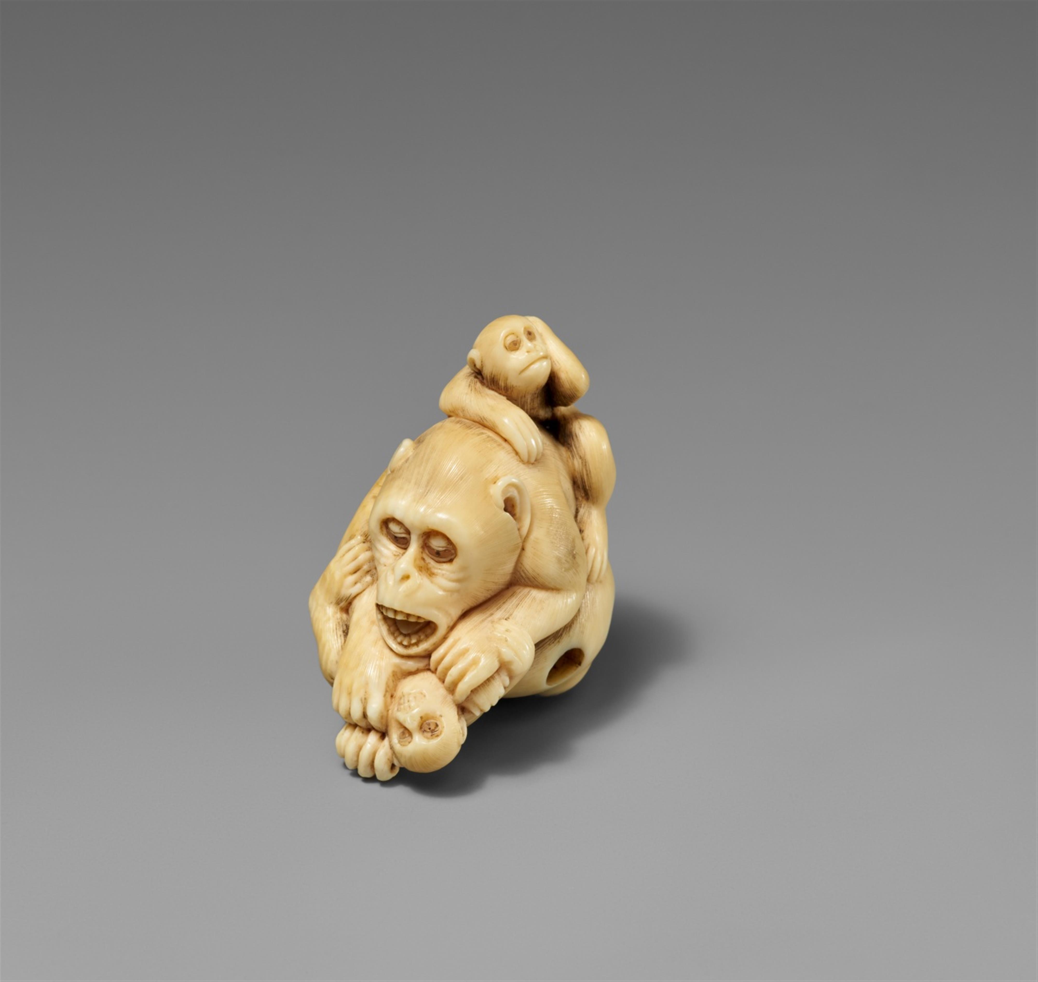 An ivory netsuke of a group of monkeys. Late 19th century - image-1