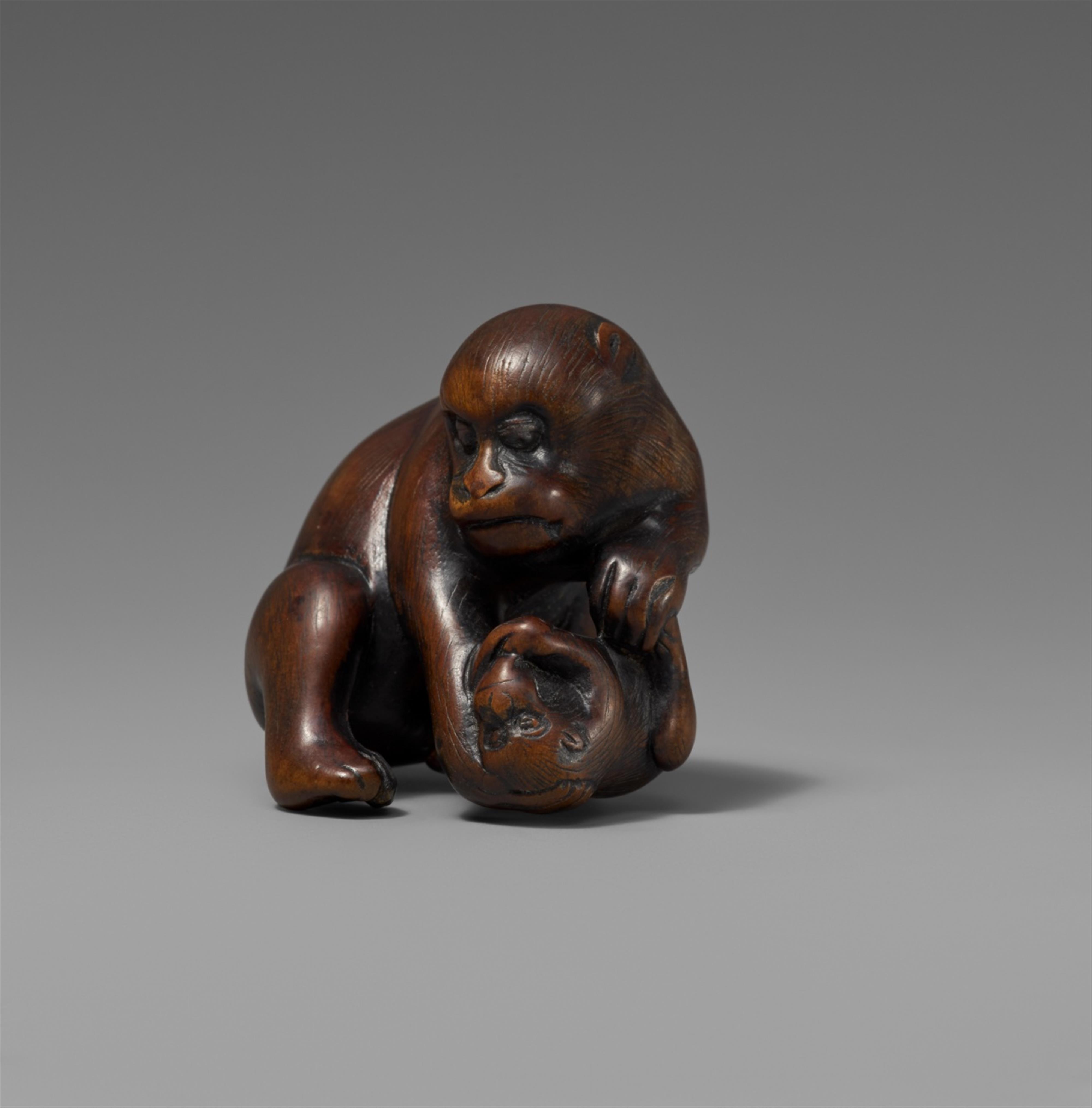 A wood netsuke of a monkey and sibling. 19th century - image-1