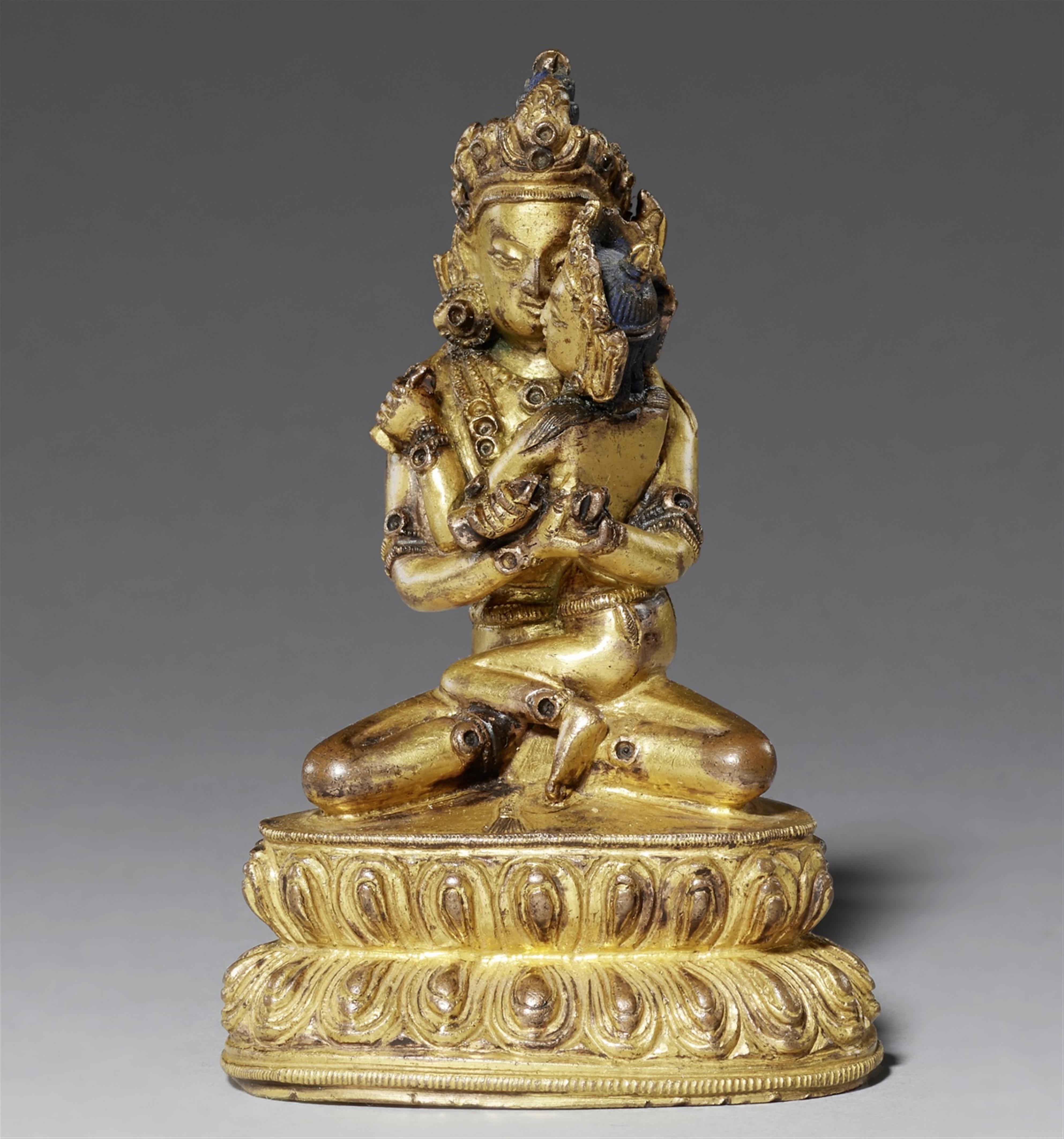 A Tibetan gilt bronze figure of Vajradhara with Prajnaparamita. 16th/17th century - image-1