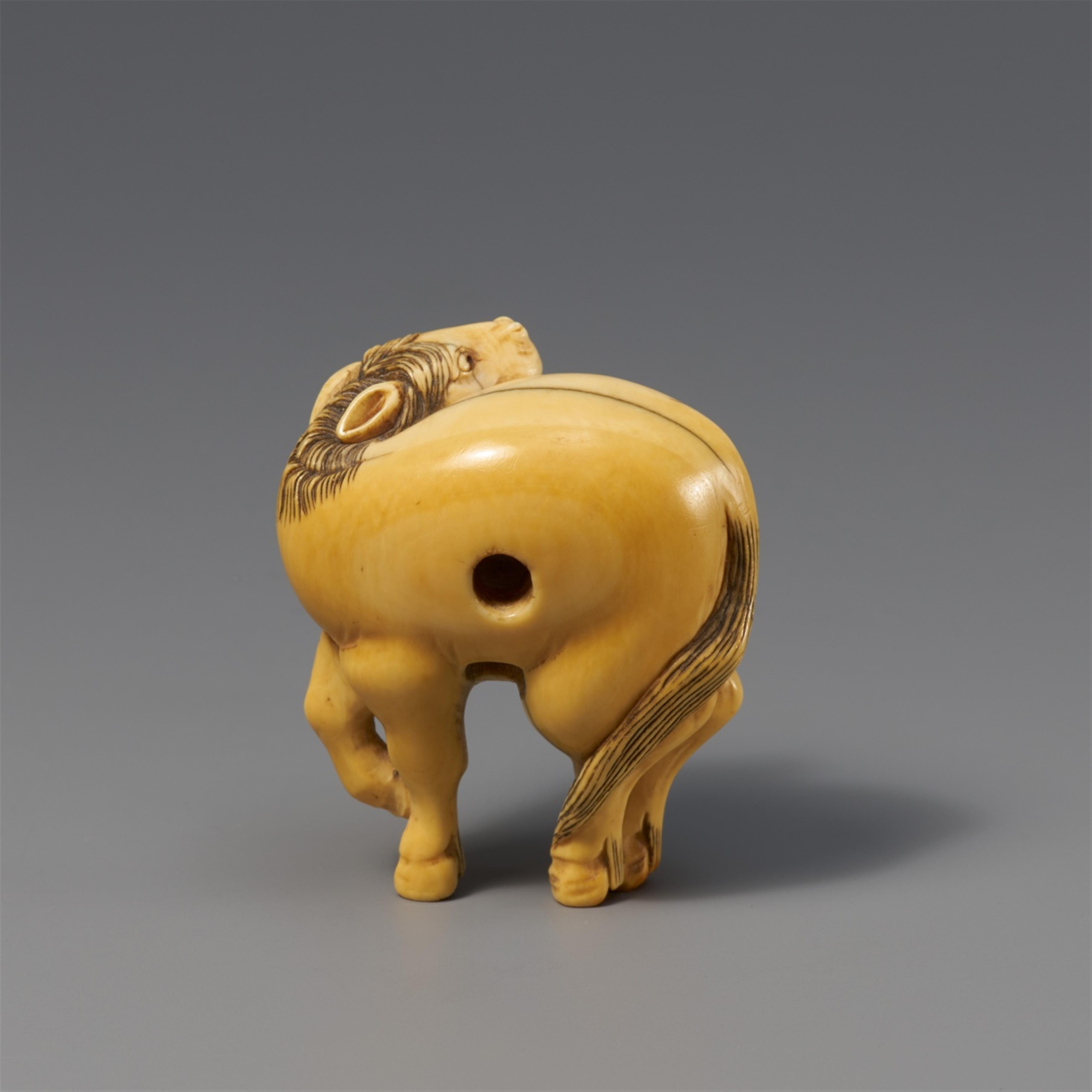 An ivory netsuke of a muscular horse. Around 1800 - image-2