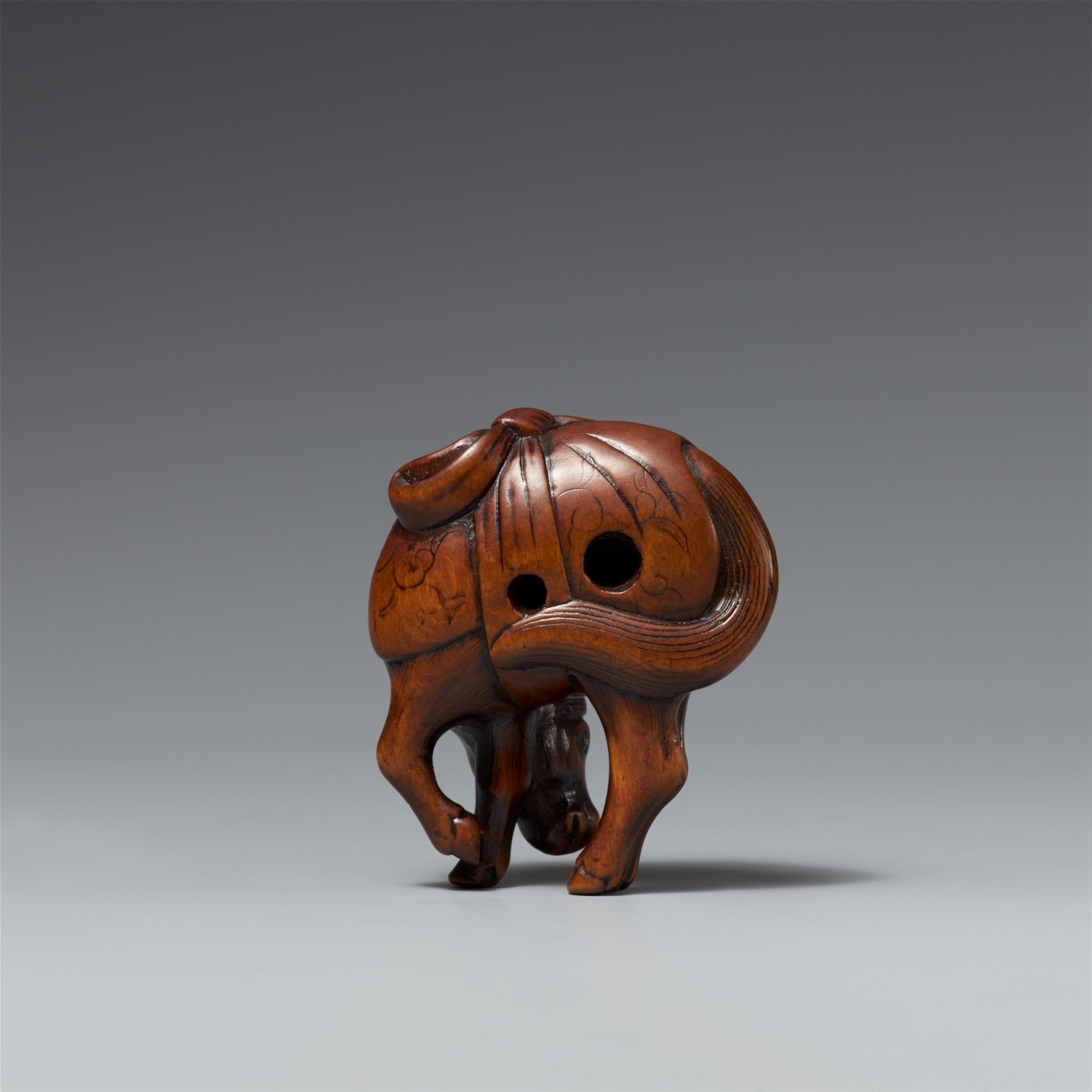 A boxwood netsuke of a grazing horse. Early 19th century - image-2