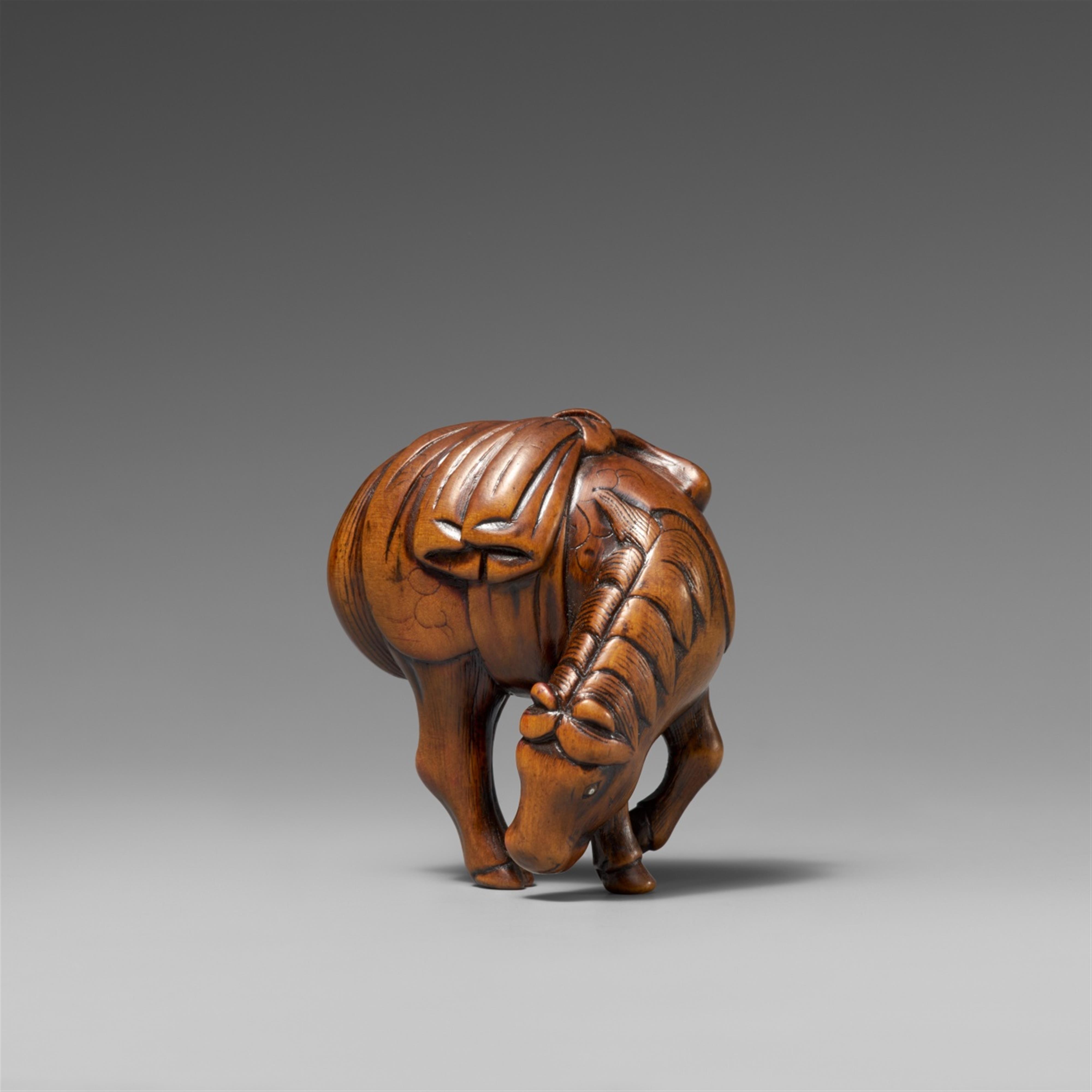 A boxwood netsuke of a grazing horse. Early 19th century - image-1