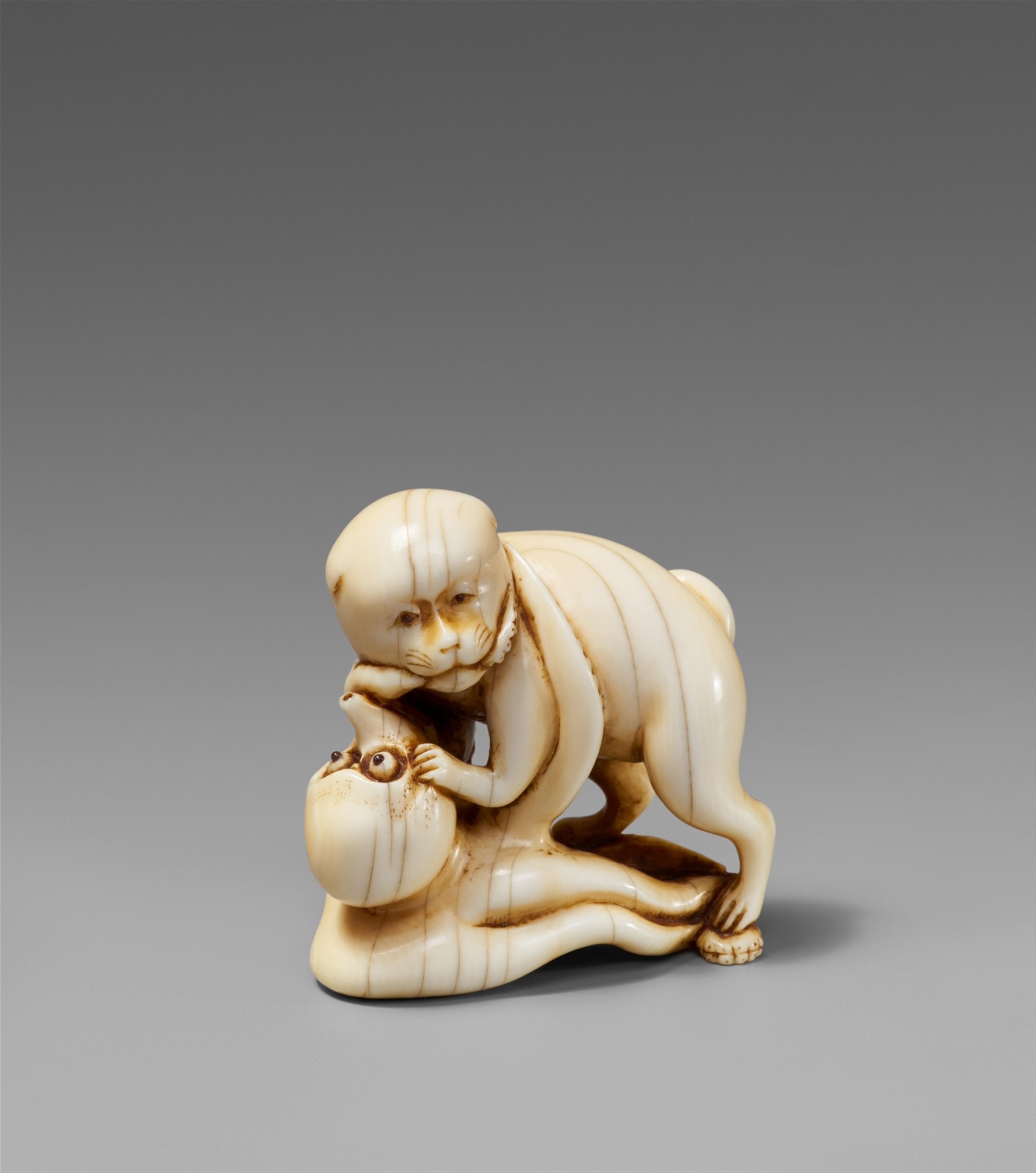 An ivory netsuke of a dog and an octopus. 19th century - image-1