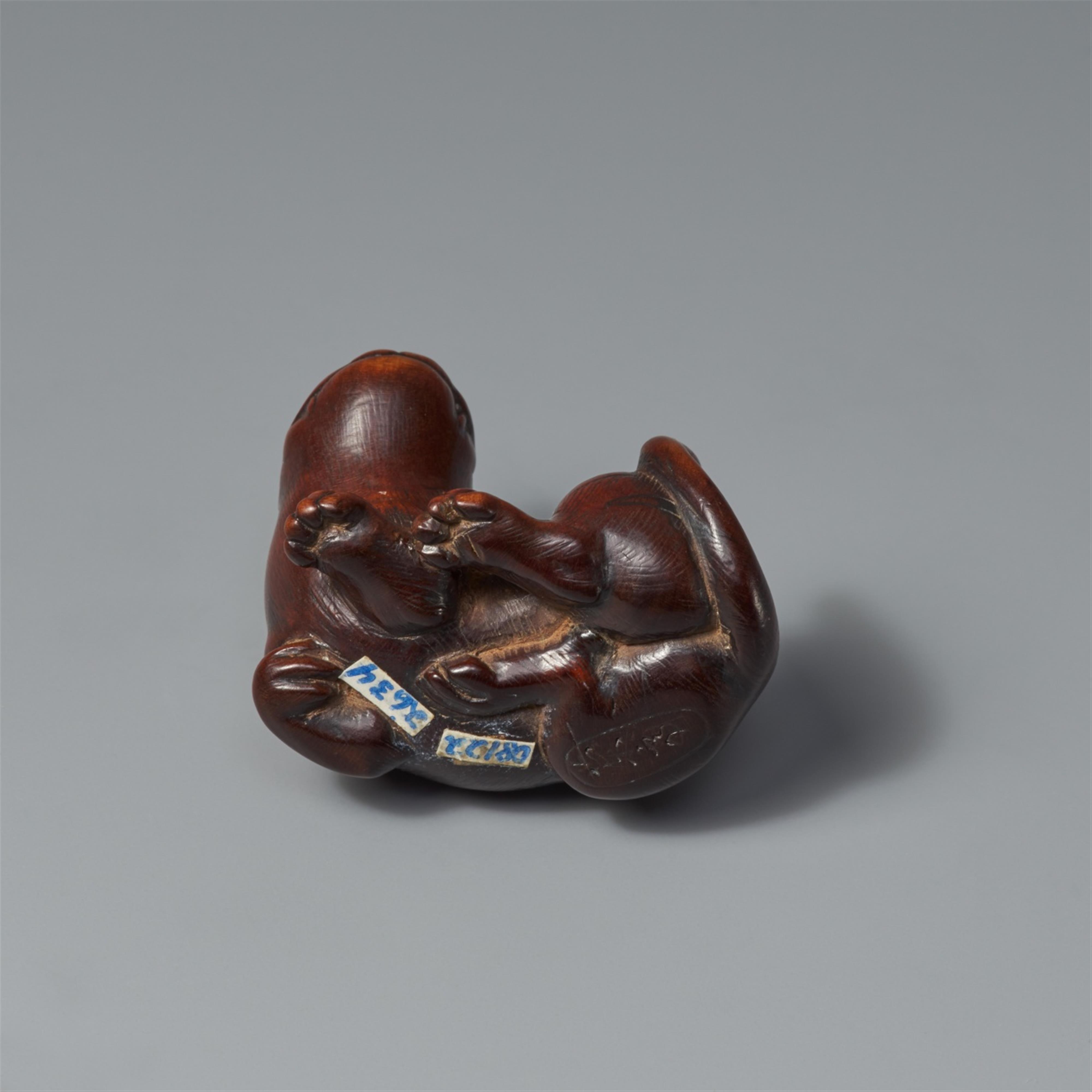 A boxwood netsuke of a grinning tiger. First half 19th century - image-2