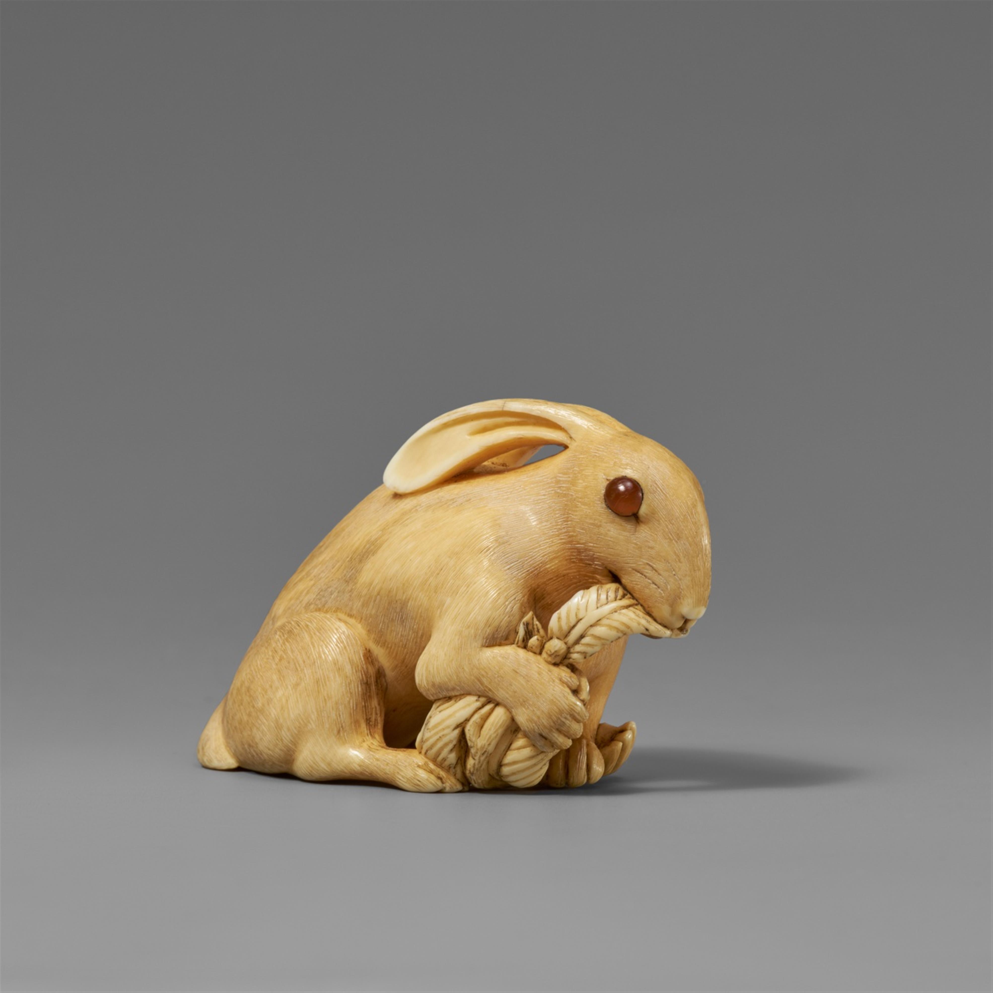 An ivory netsuke of a large hare. 19th century - image-1