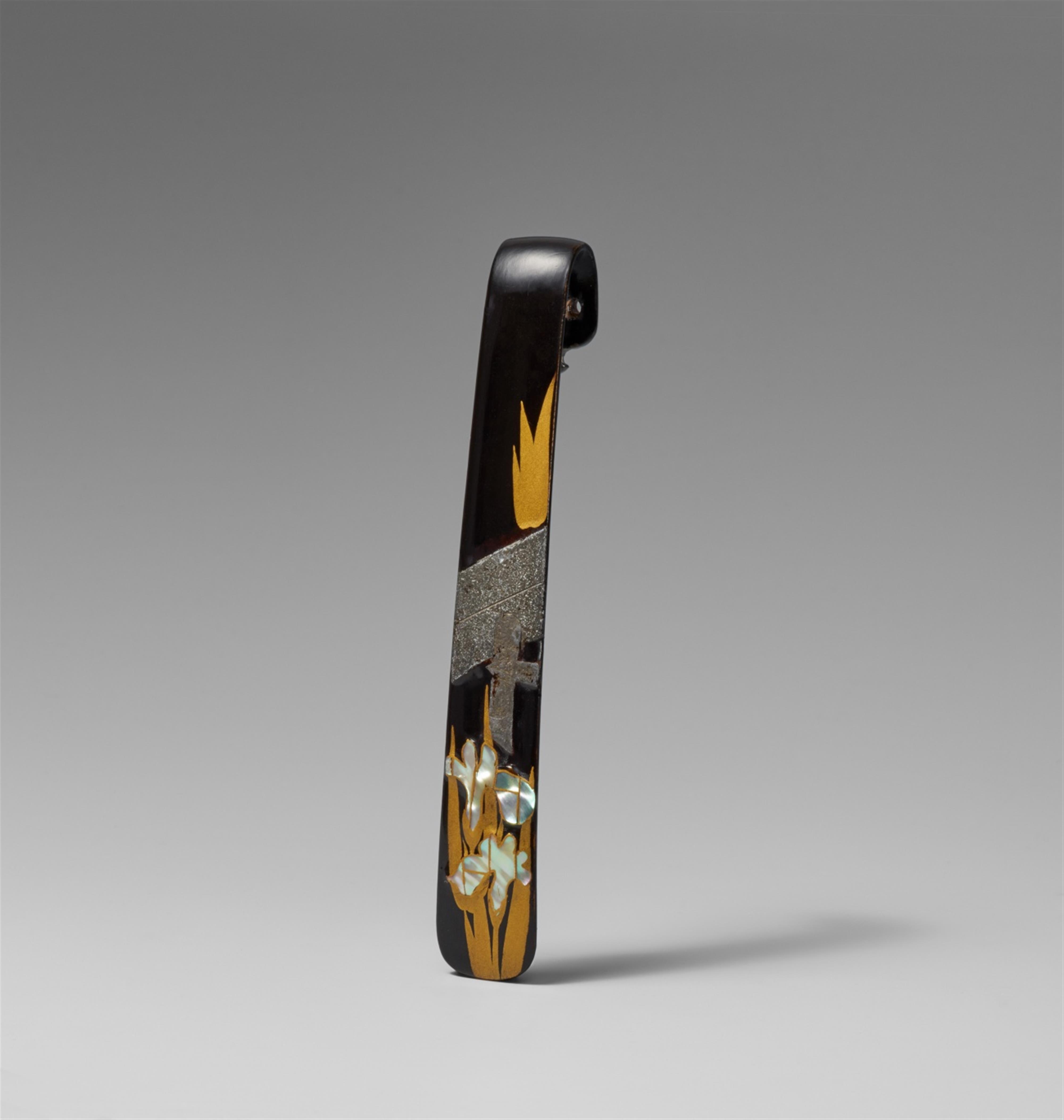 An inlaid lacquer Rinpa-style obi-hasami netsuke. 19th century - image-1