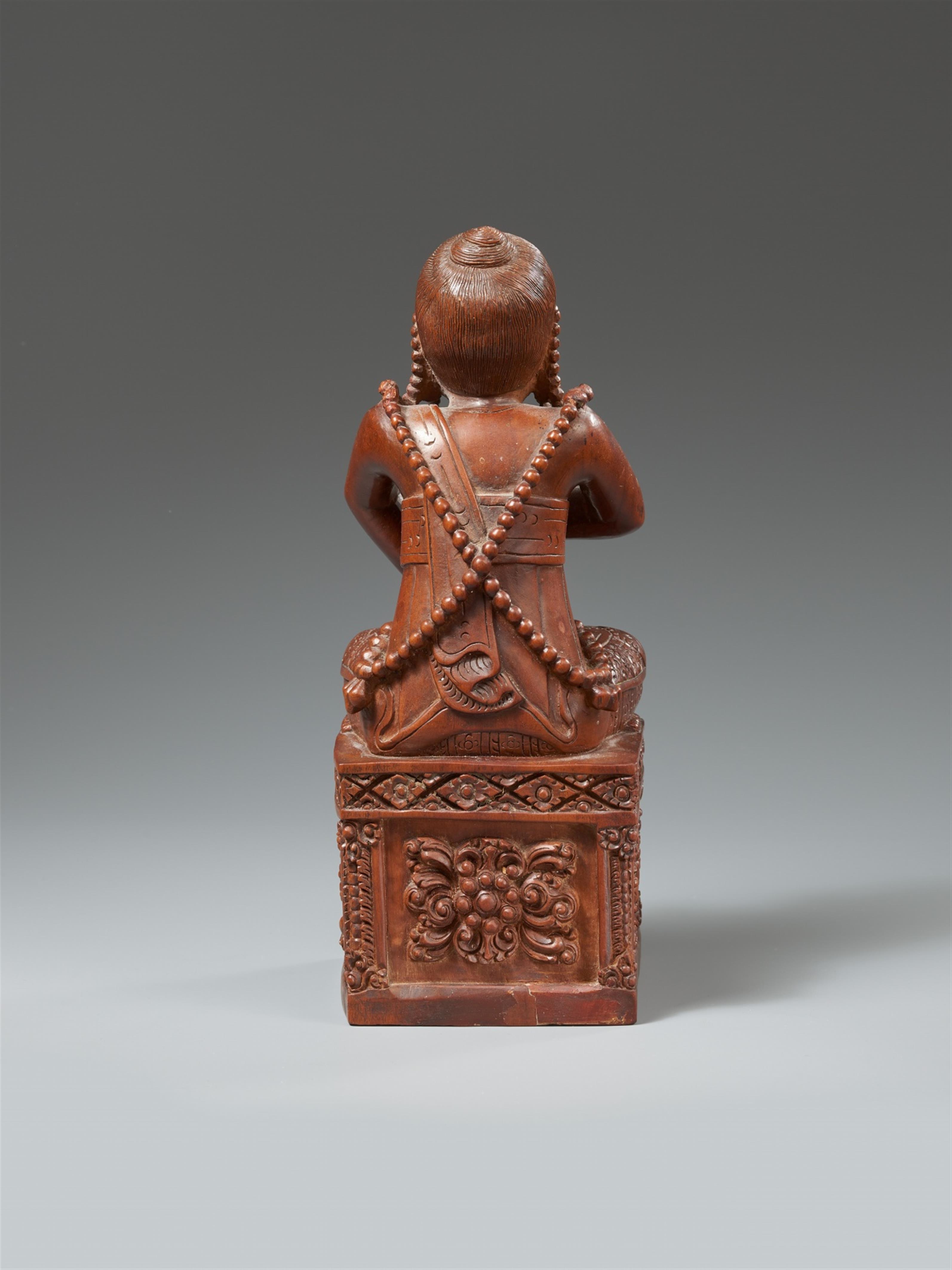 A rare Tibetan wooden figure of a dignitary in the style of the Tenth Karmapa Choying Dorje. 18th/19th century - image-2