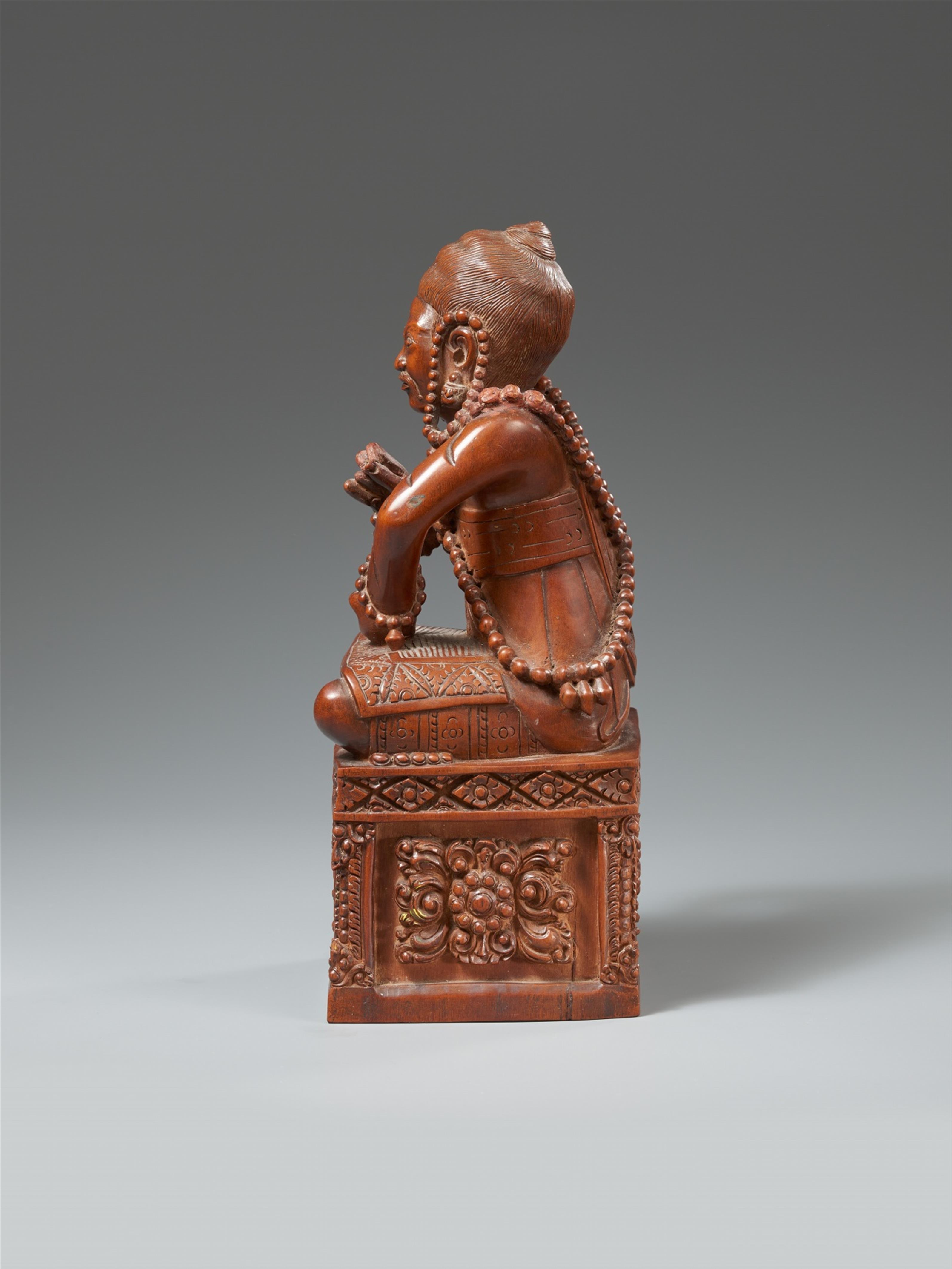 A rare Tibetan wooden figure of a dignitary in the style of the Tenth Karmapa Choying Dorje. 18th/19th century - image-4