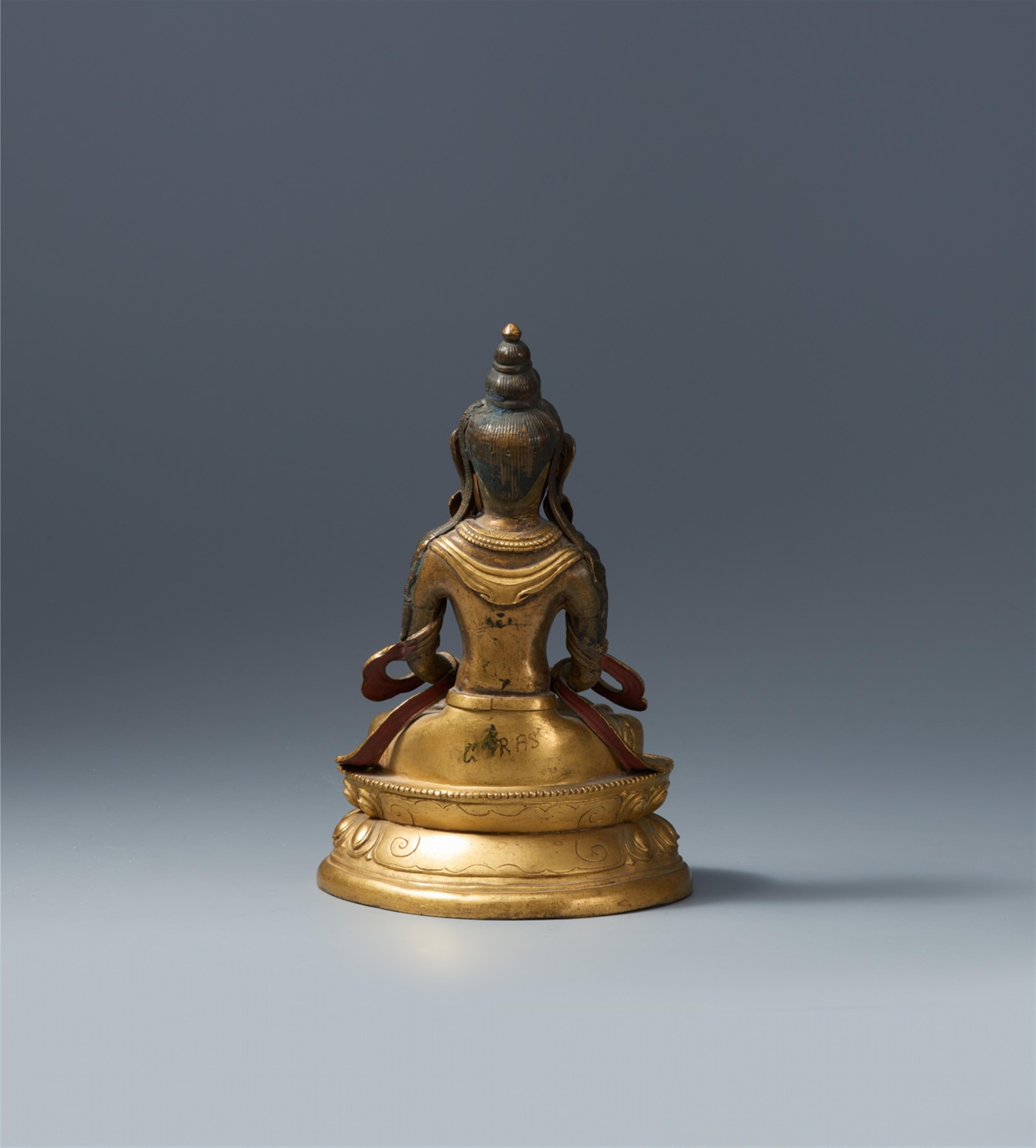 A Tibetochinese gilt bronze figure of Buddha Amitayus. 18th/19th century - image-2