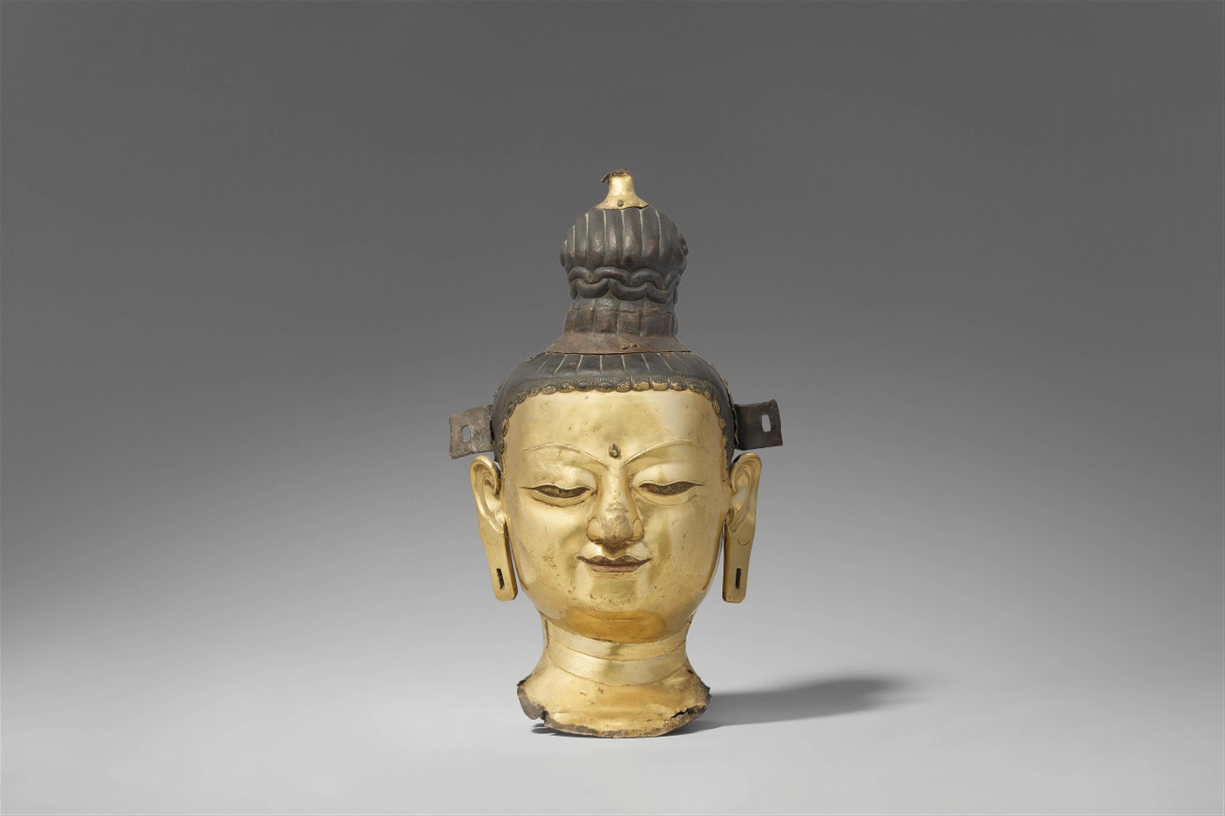 Kopf eines Bodhisattva. Kupfer-Repoussé, vergoldet. Tibet. 18./19. Jh. - image-1