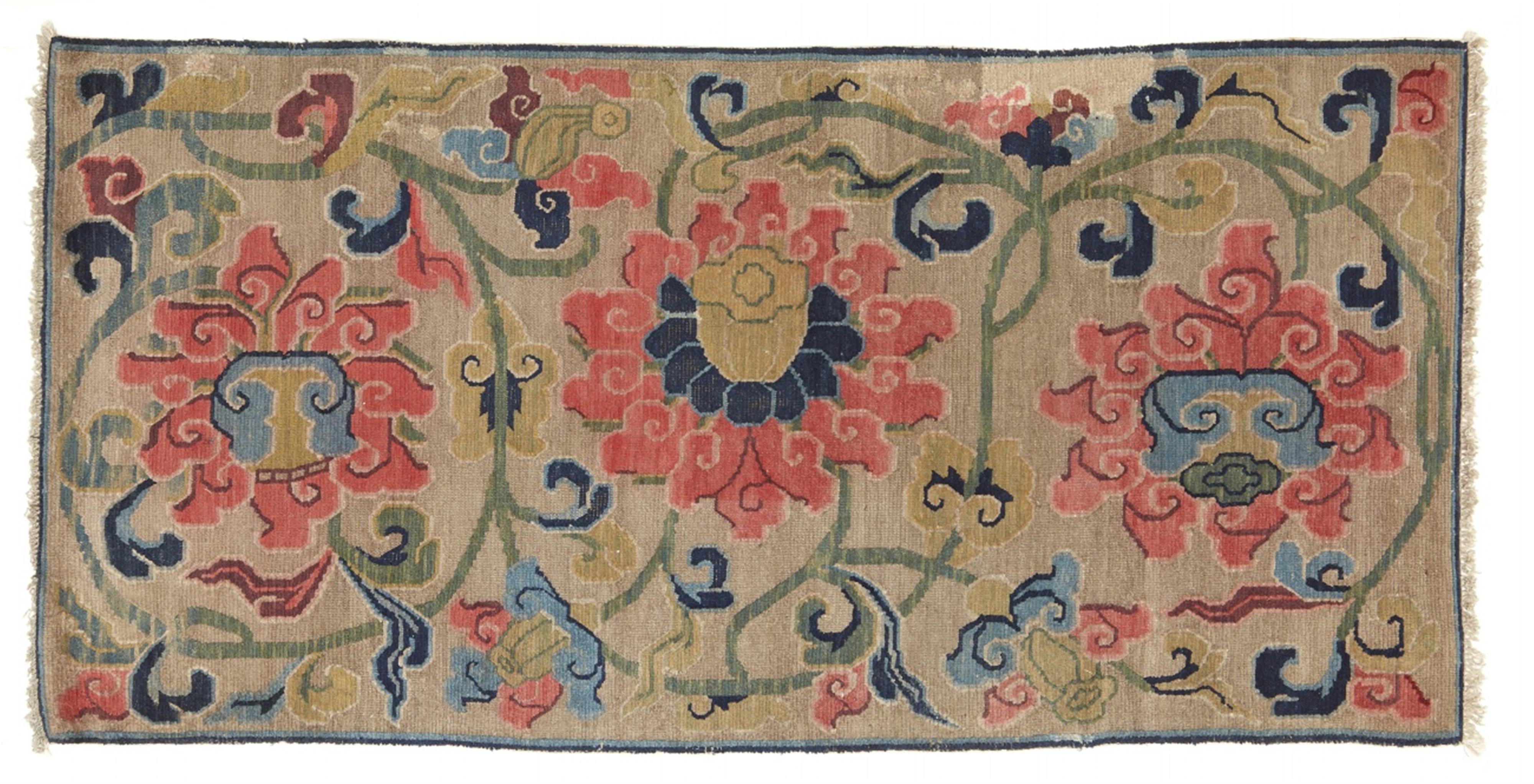 A Tibetan wool lotos rug. Early 20th century - image-1