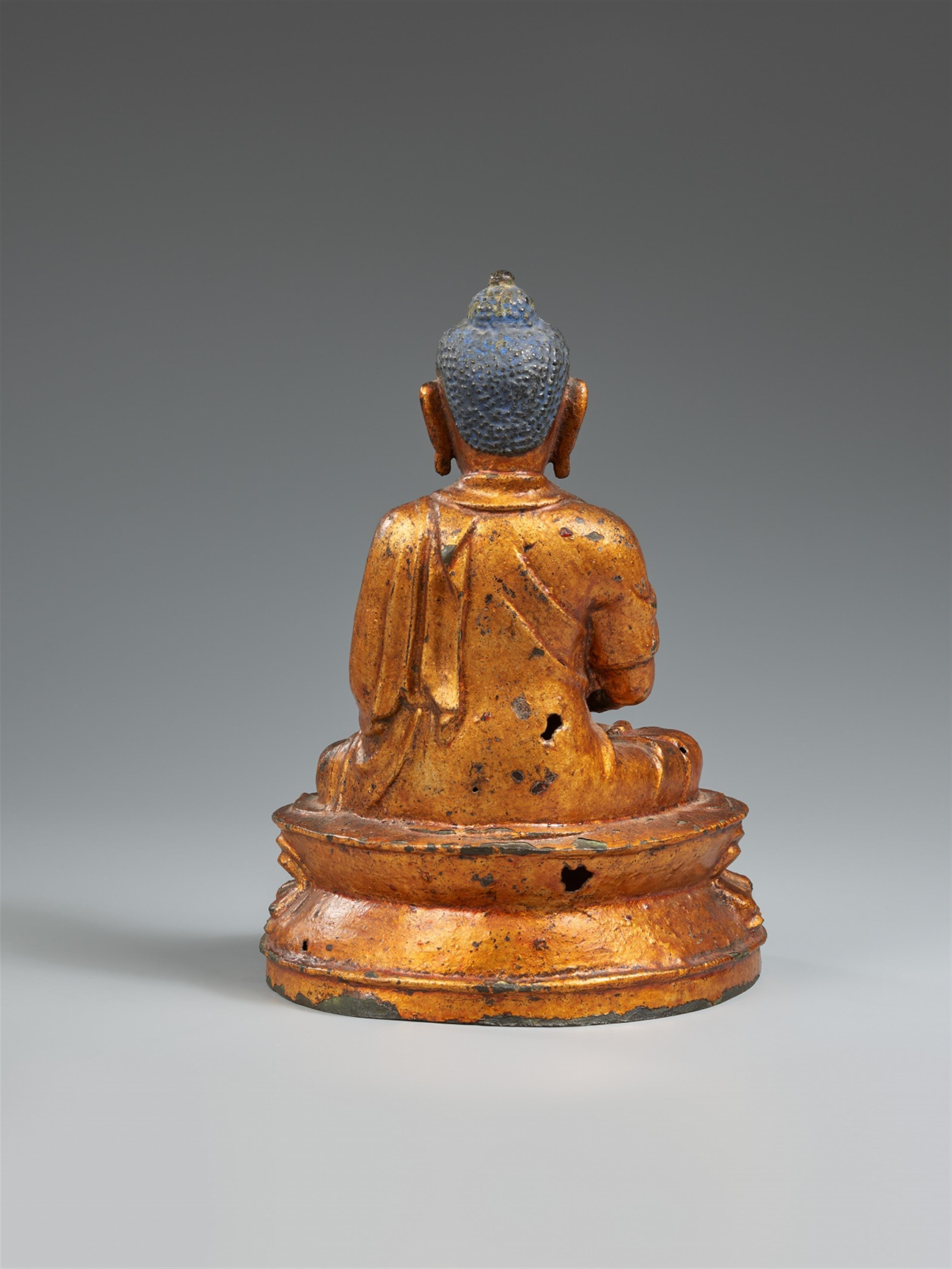 A lacquered and gilt bronze figure of Buddha Shakyamuni. Ming dynasty, 16th/17th century - image-2