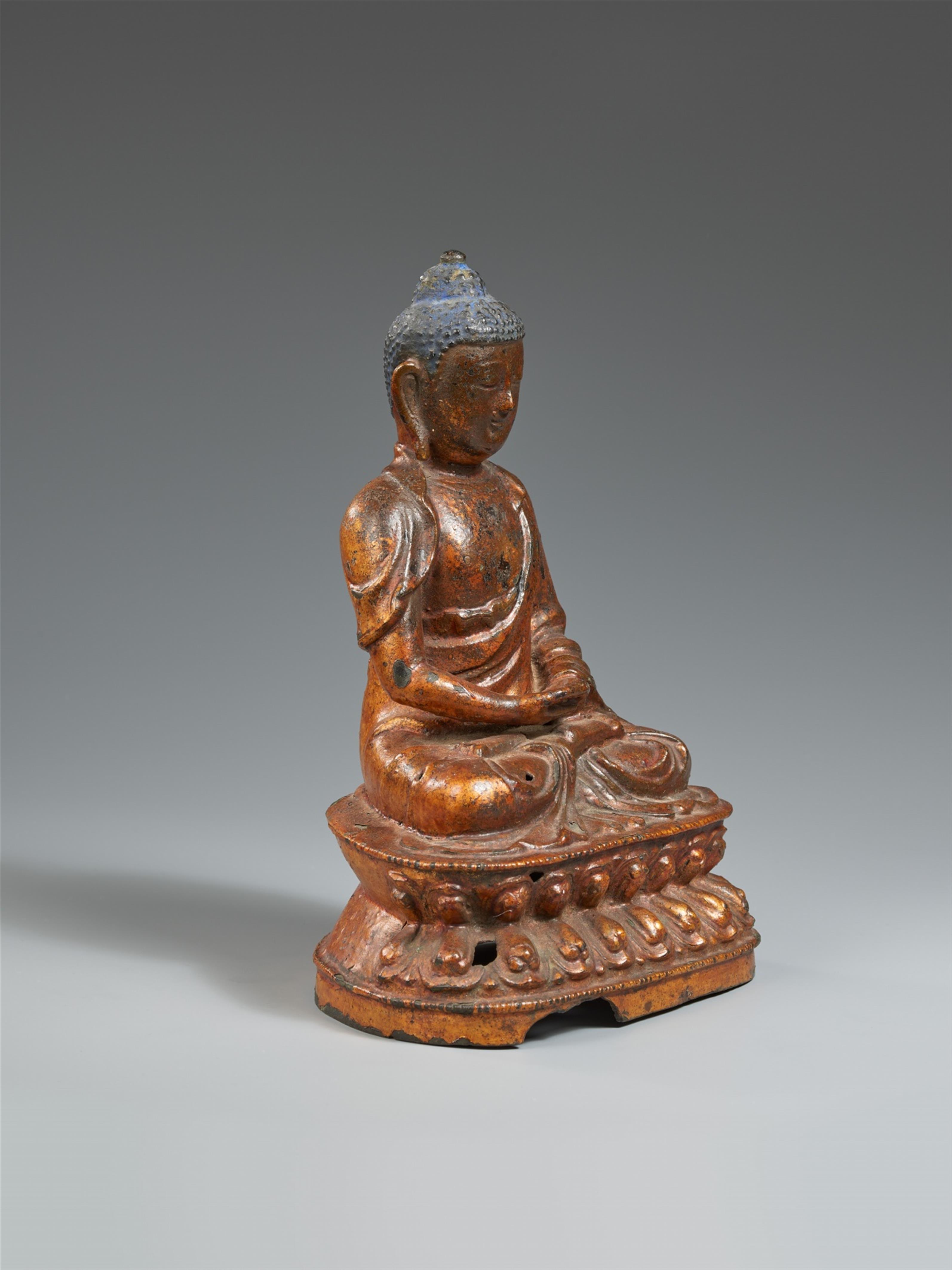 A lacquered and gilt bronze figure of Buddha Shakyamuni. Ming dynasty, 16th/17th century - image-3