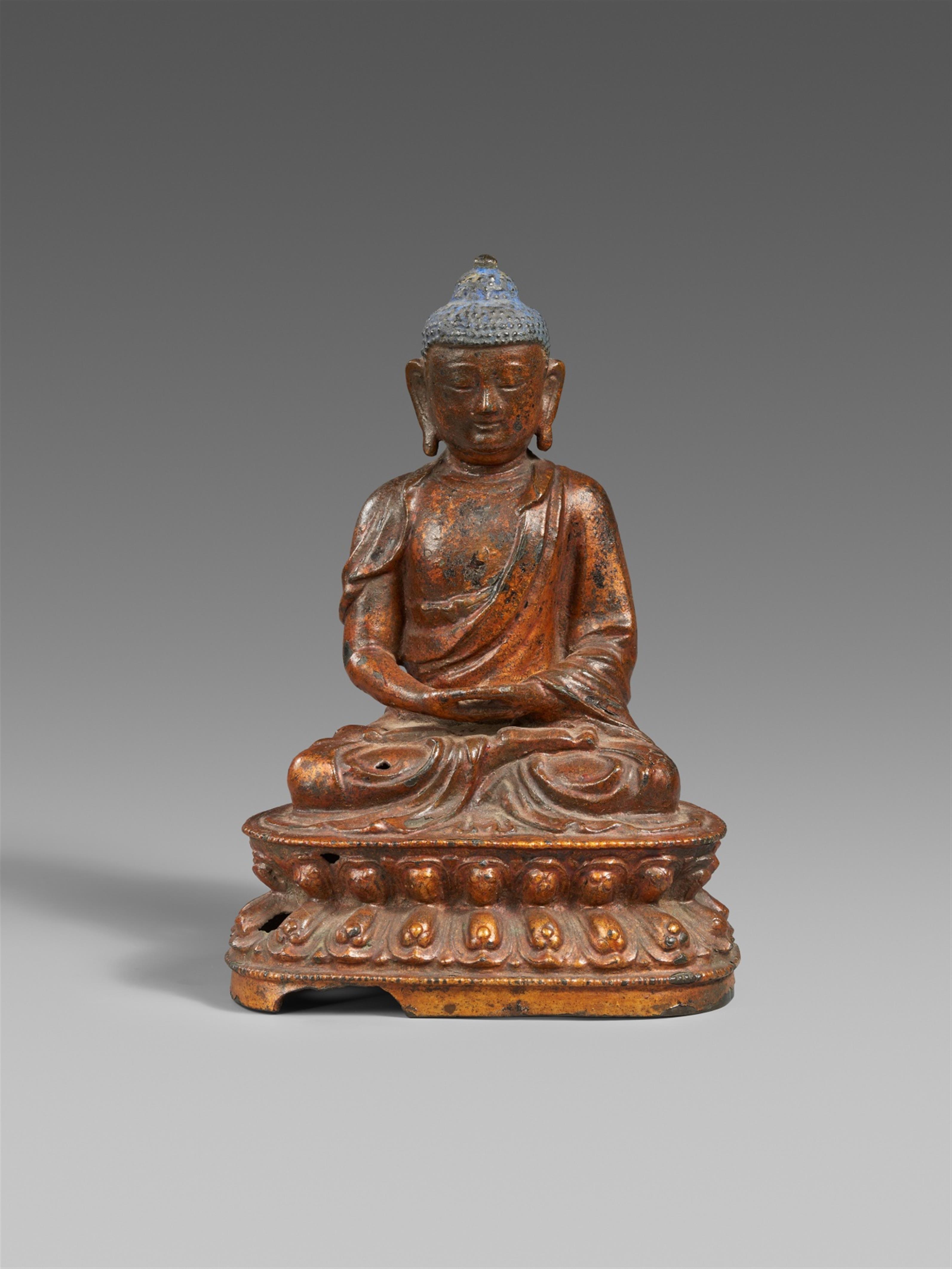A lacquered and gilt bronze figure of Buddha Shakyamuni. Ming dynasty, 16th/17th century - image-1