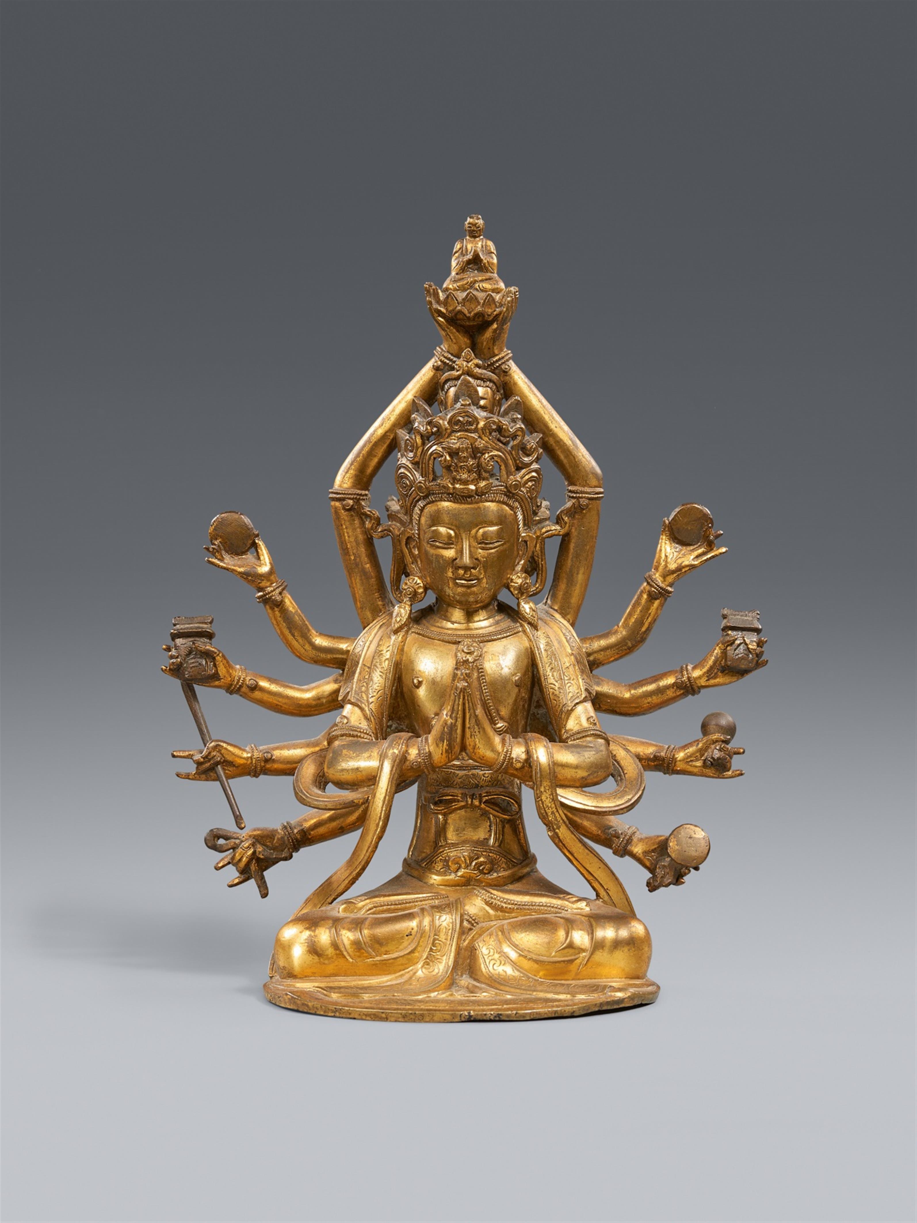 Zwölfarmige und vierköpfige Guanyin. Bronze, feuervergoldet. 17./18. Jh. - image-1