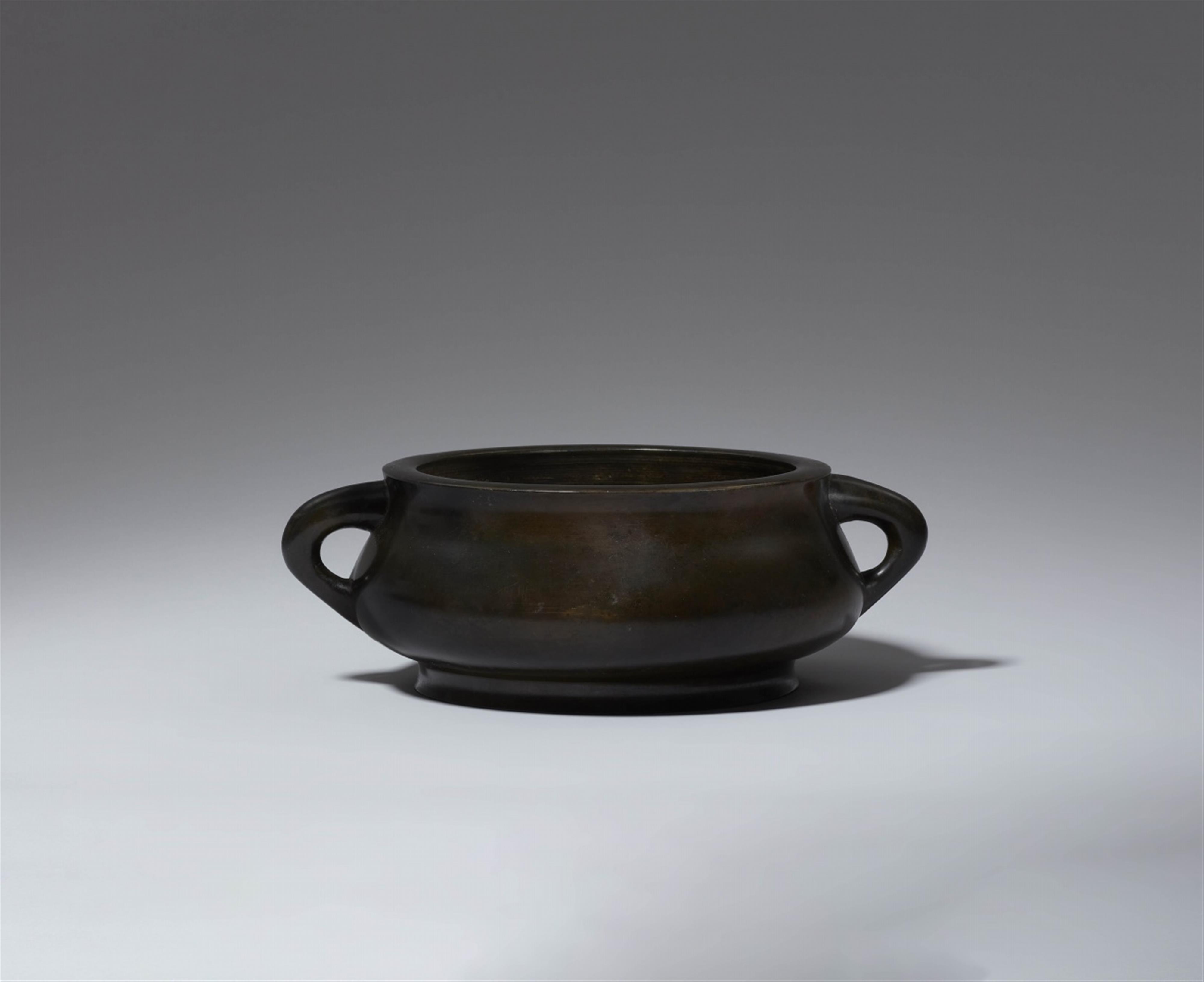 A large bronze incense burner. Qing dynasty, 17th/18th century - image-1