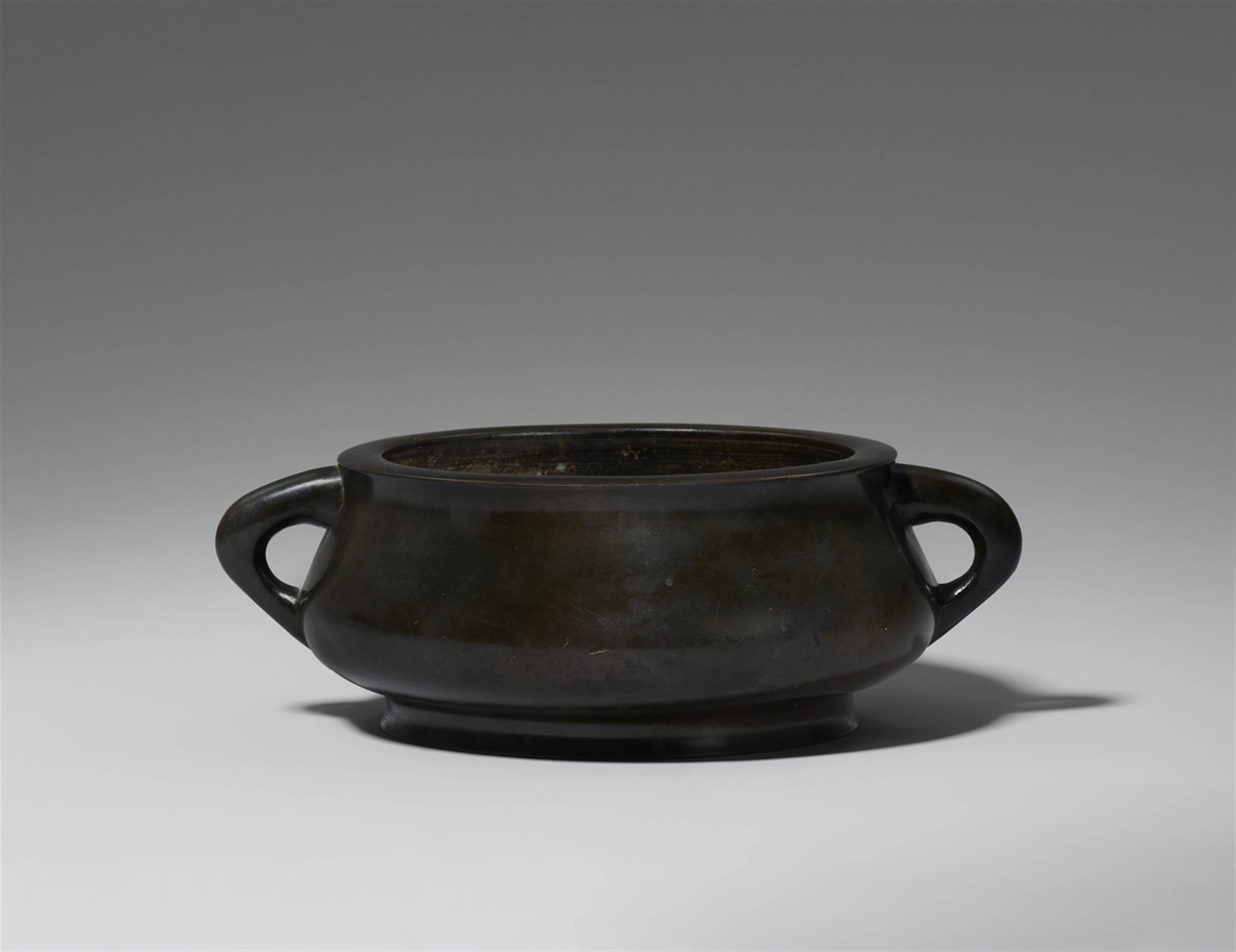 A large bronze incense burner. Qing dynasty, 17th/18th century - image-2