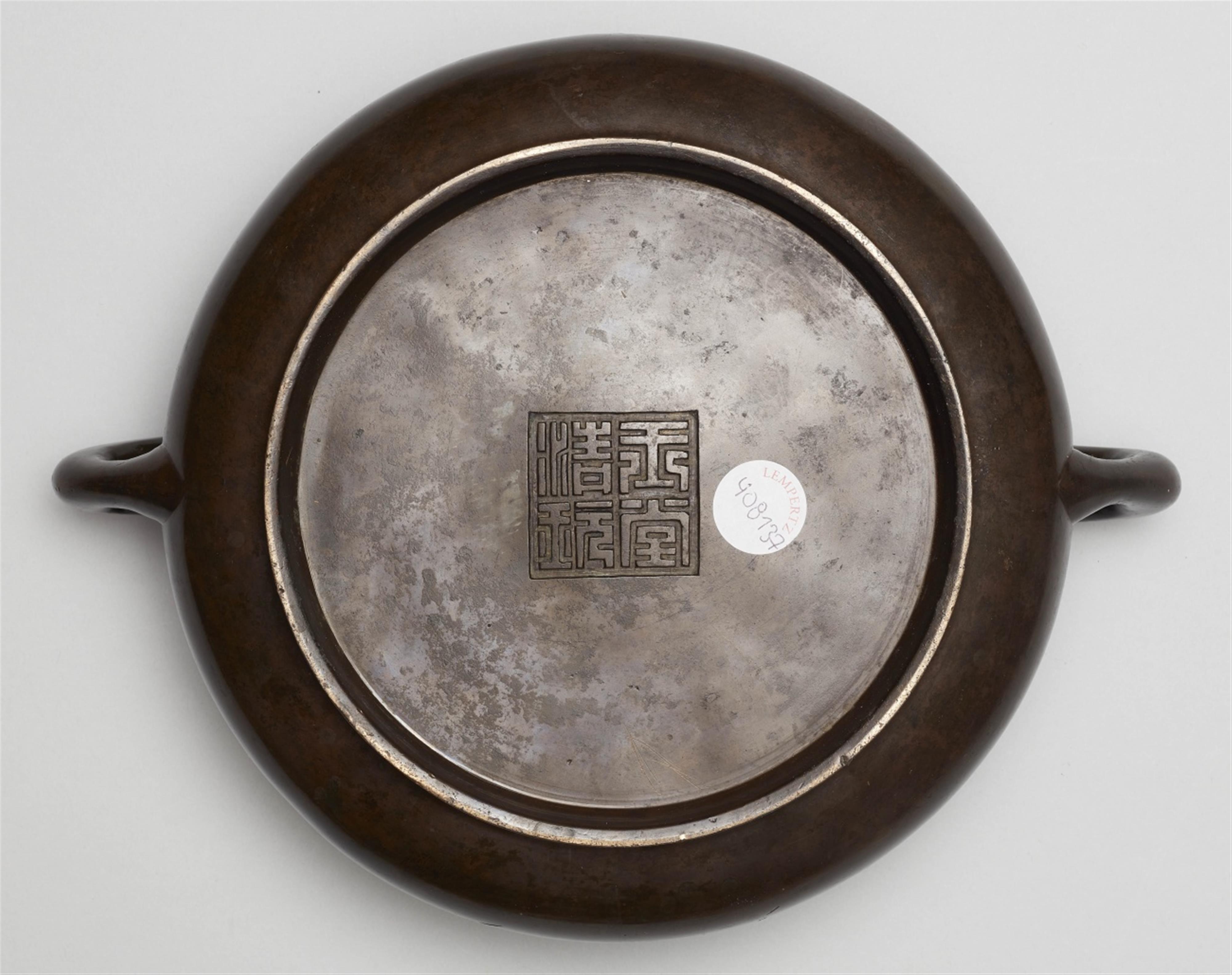 A large bronze incense burner. Qing dynasty, 17th/18th century - image-4