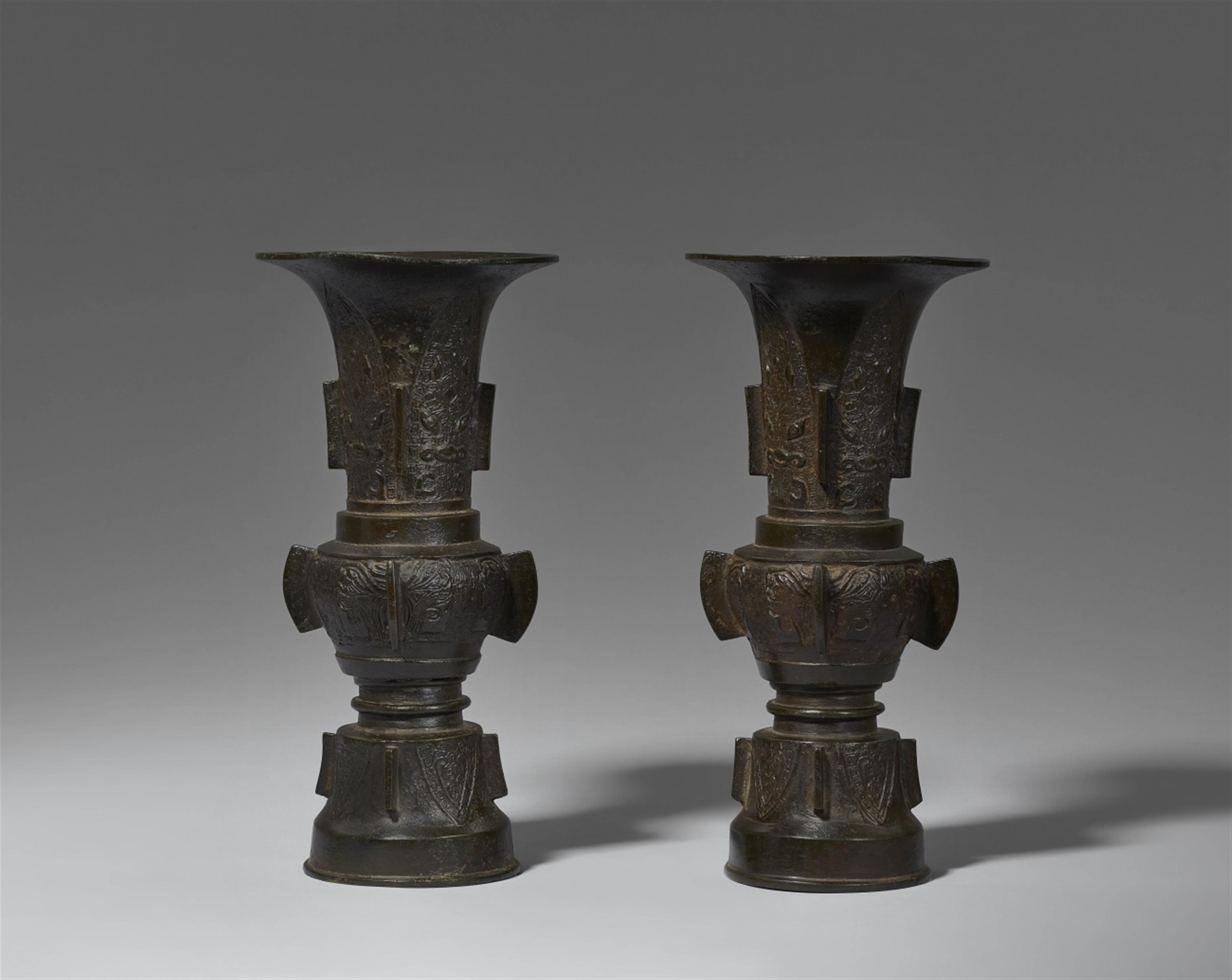 A pair of bronze vases. 17th/18th century - image-2