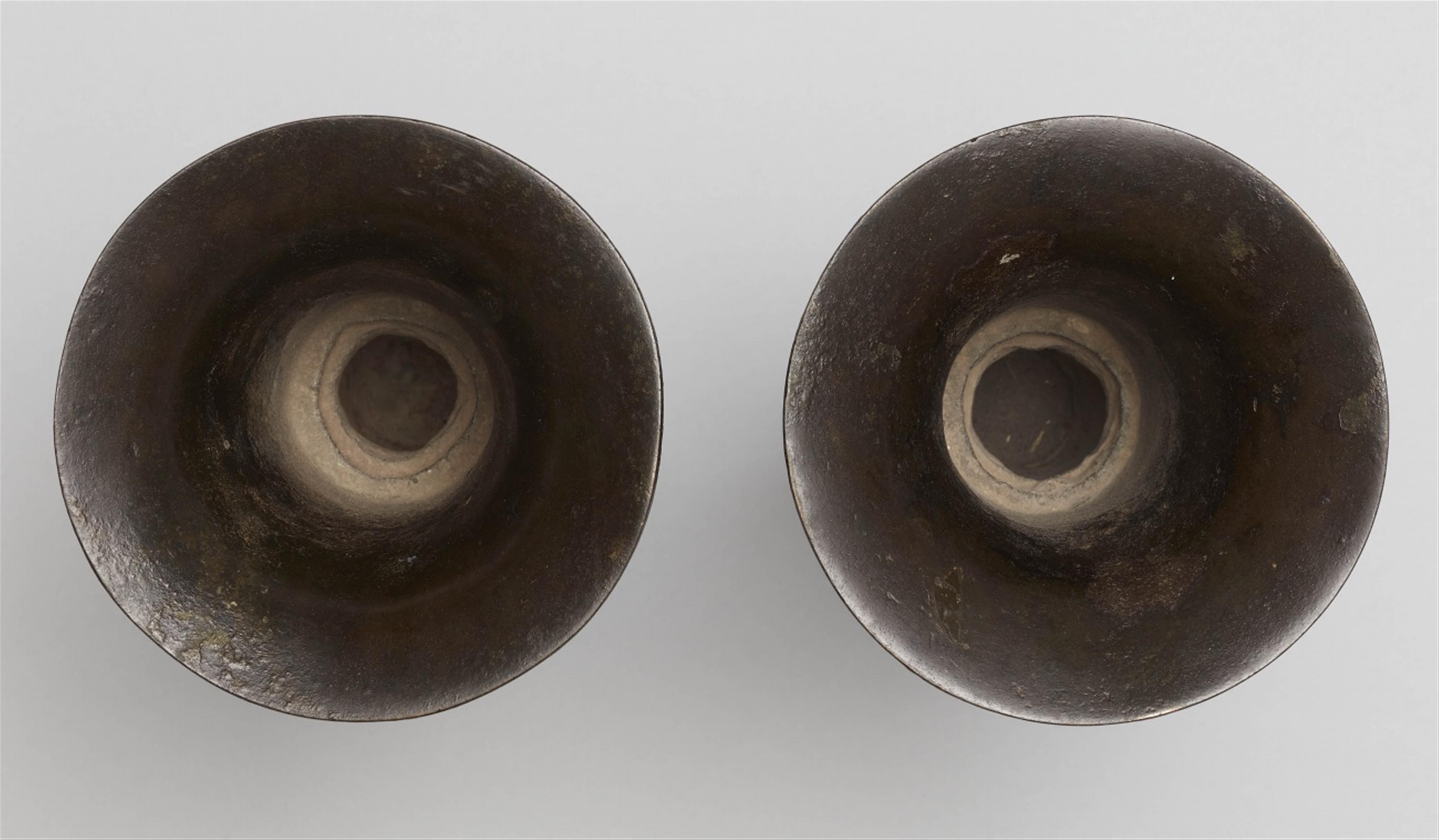 A pair of bronze vases. 17th/18th century - image-4