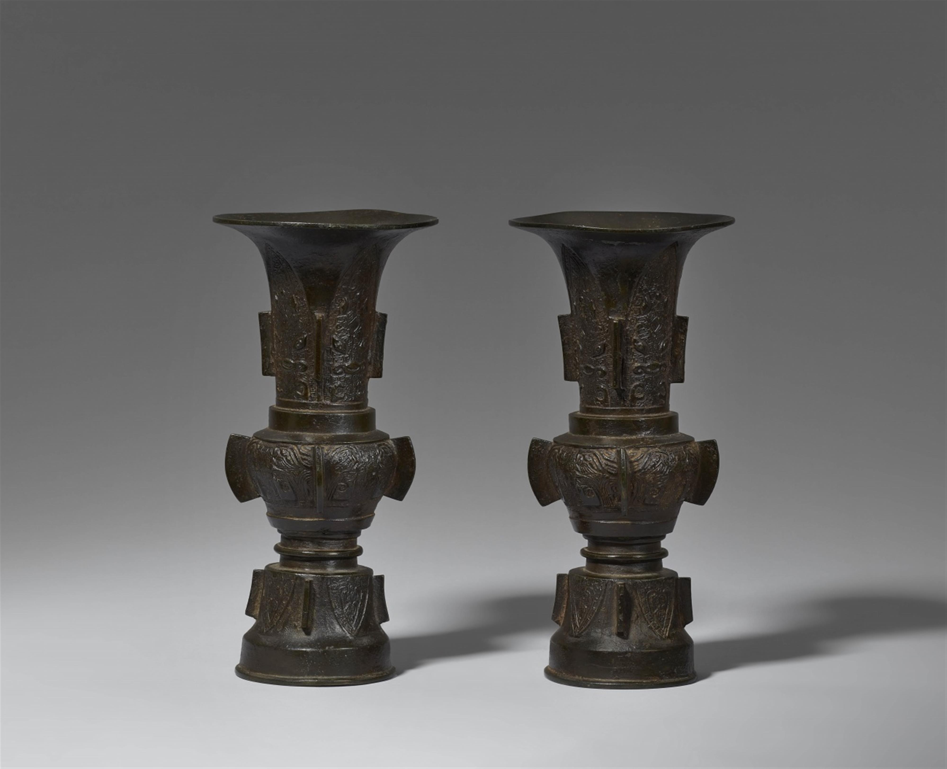 A pair of bronze vases. 17th/18th century - image-1