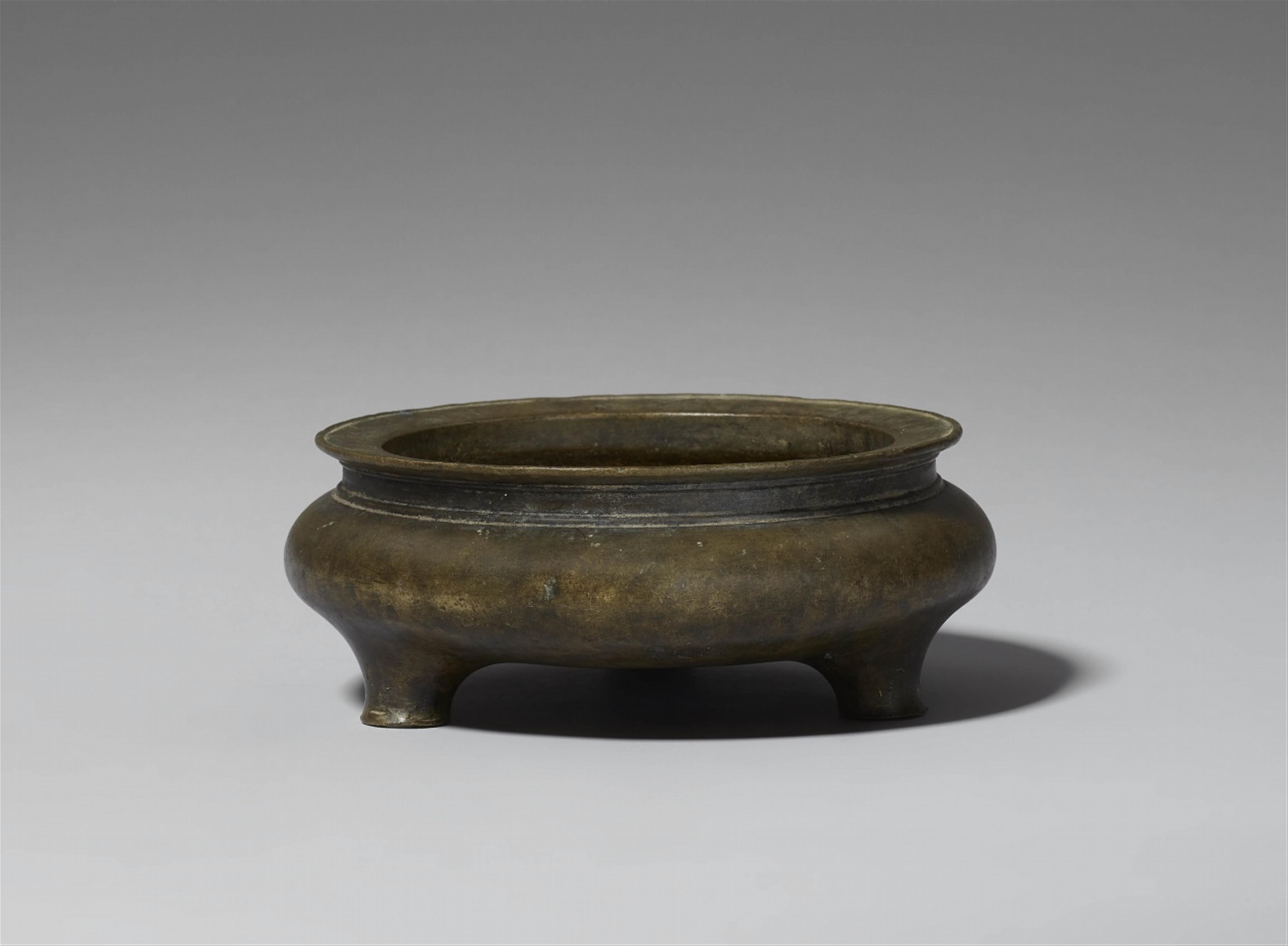 Two bronze incense burners. Qing dynasty - image-3