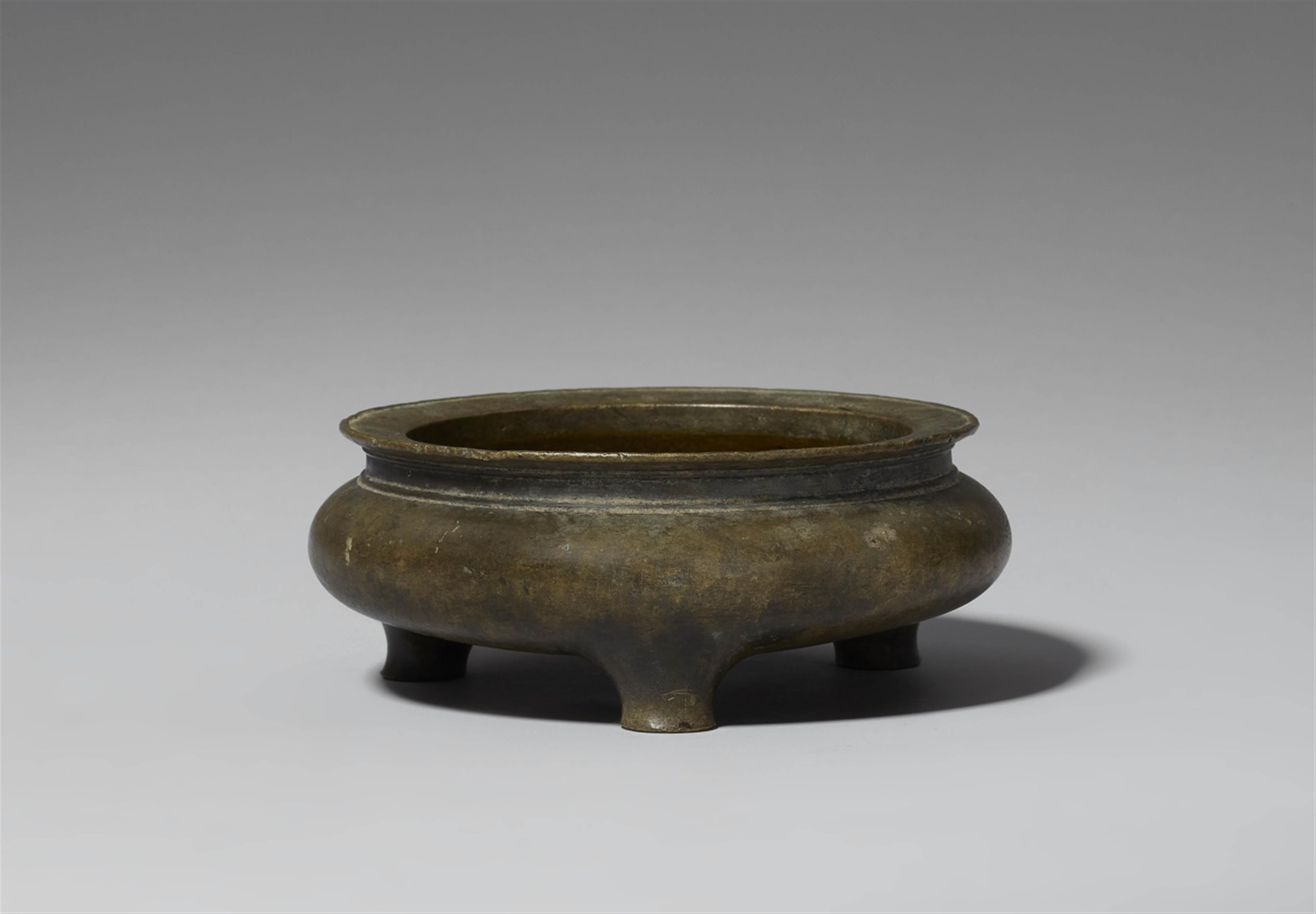 Two bronze incense burners. Qing dynasty - image-4