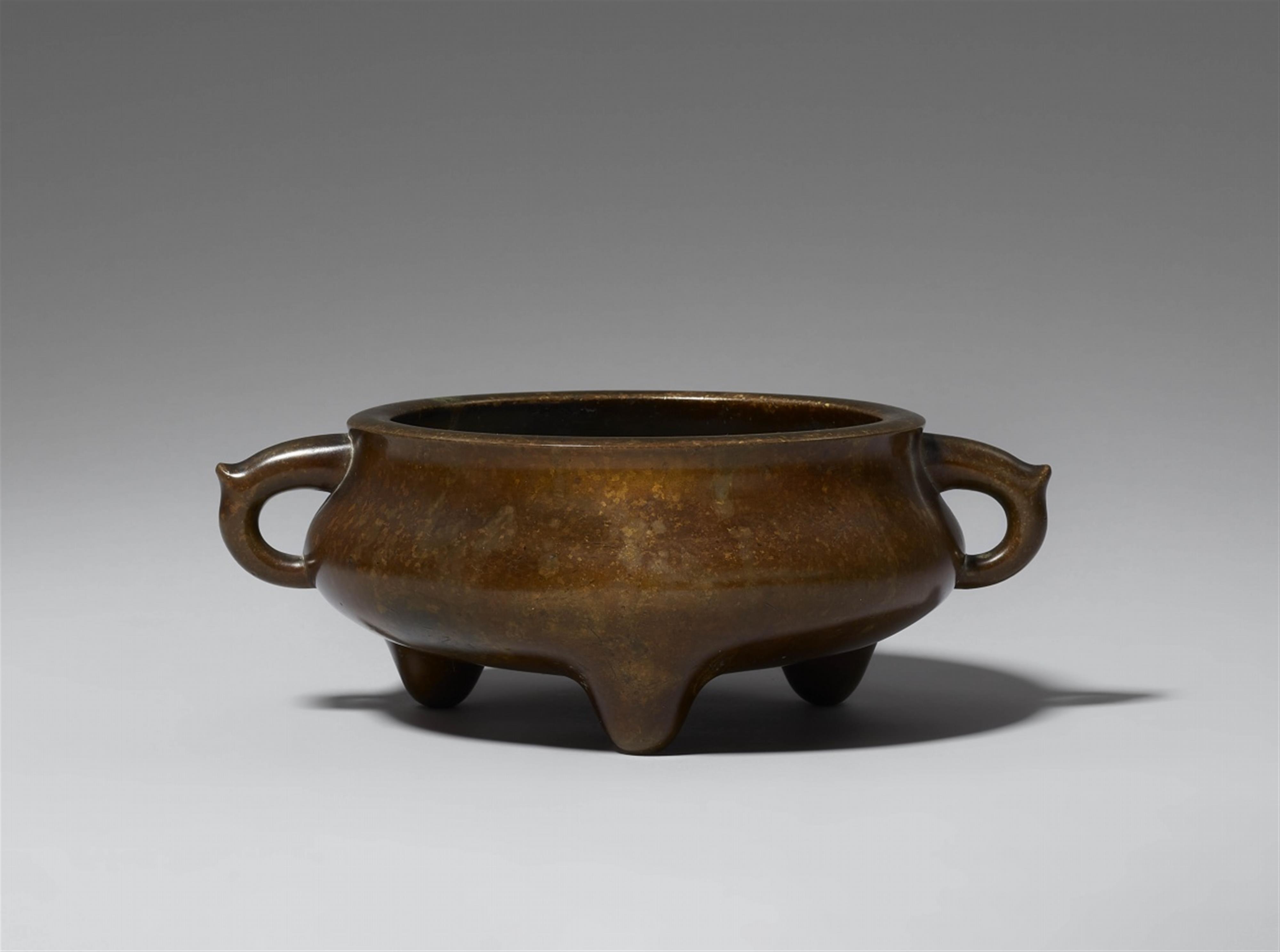 A heavy bronze incense burner. Qing dynasty, 18th century - image-1