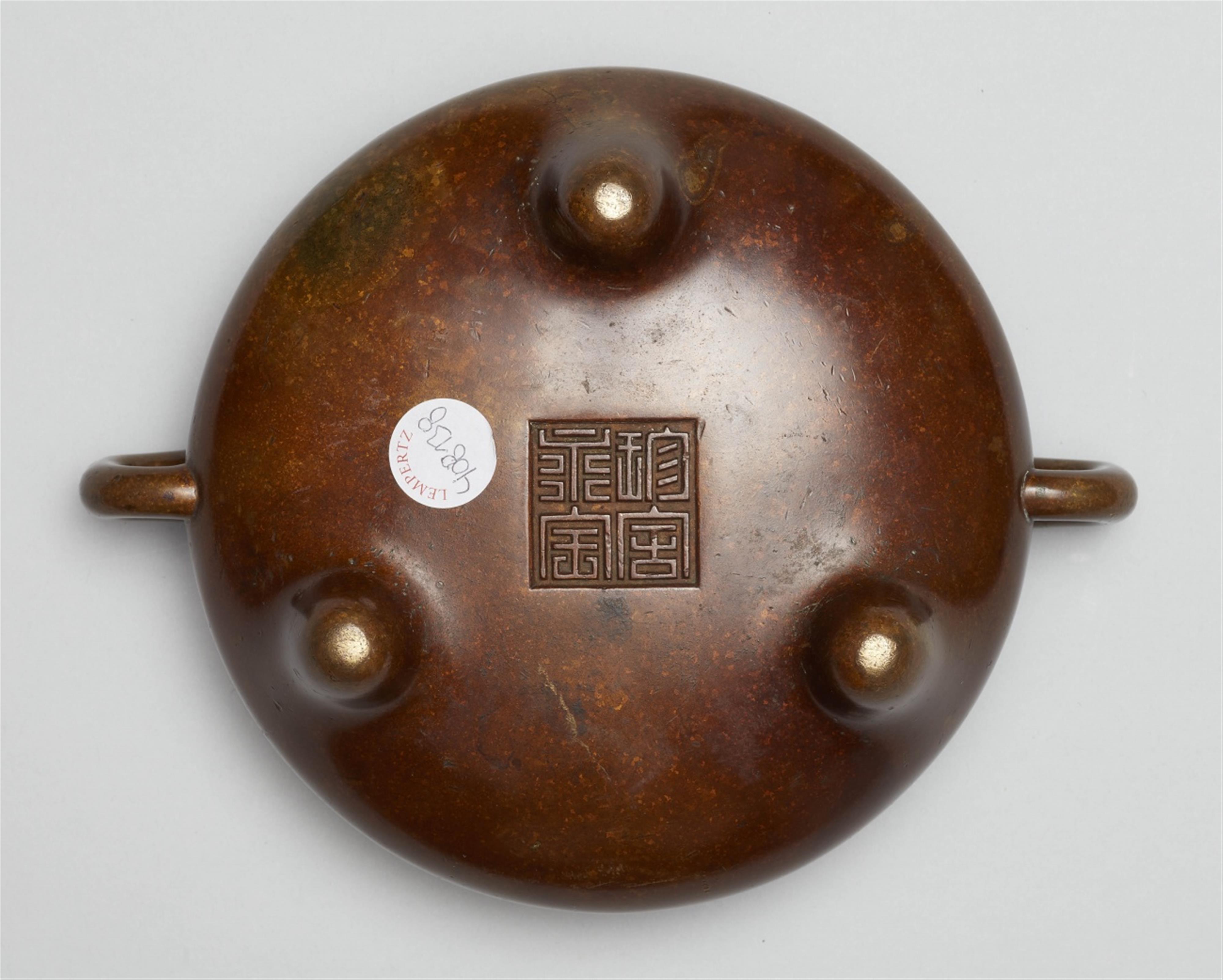 A heavy bronze incense burner. Qing dynasty, 18th century - image-4