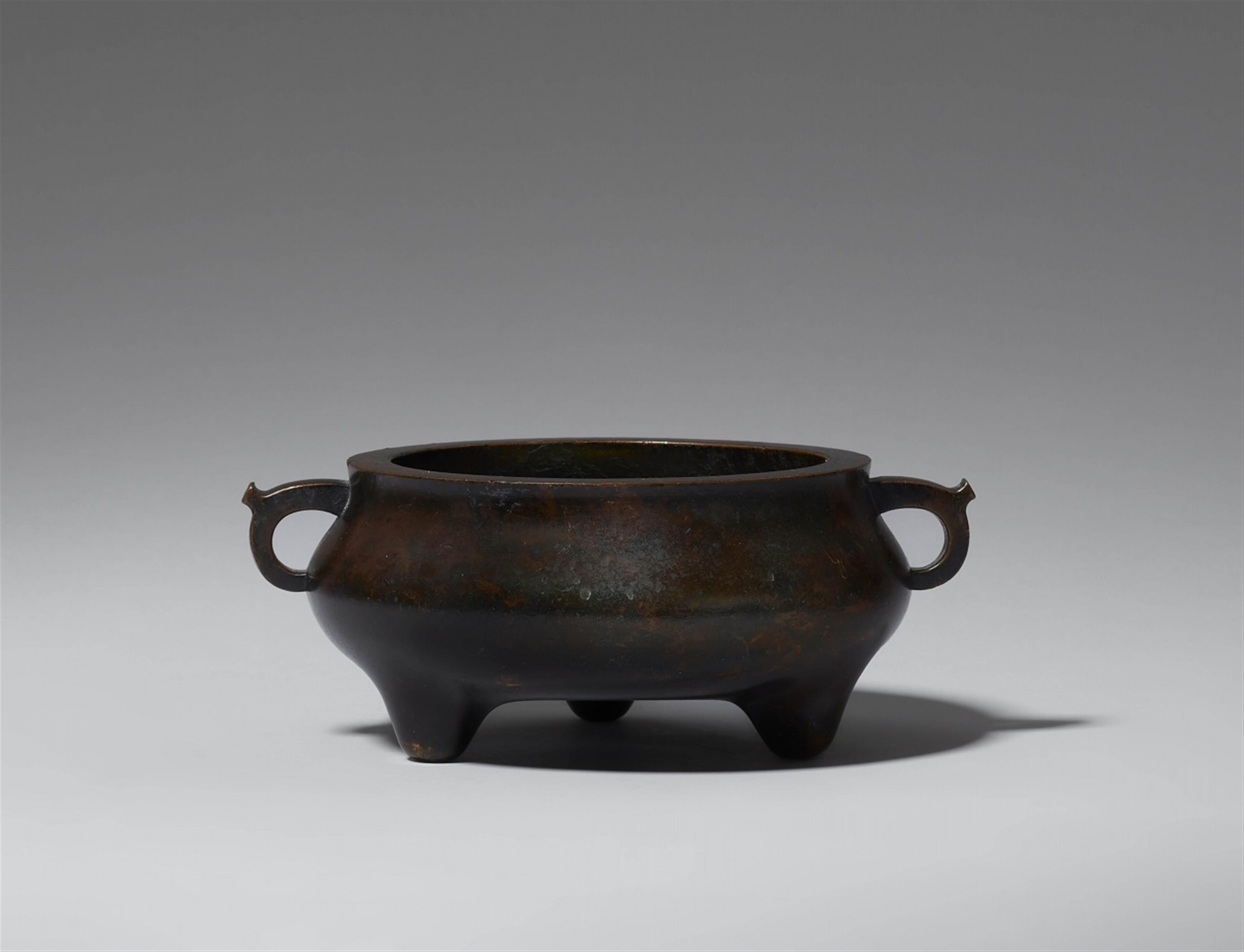 A bronze incense burner. Qing dynasty, 18th/19th century - image-2