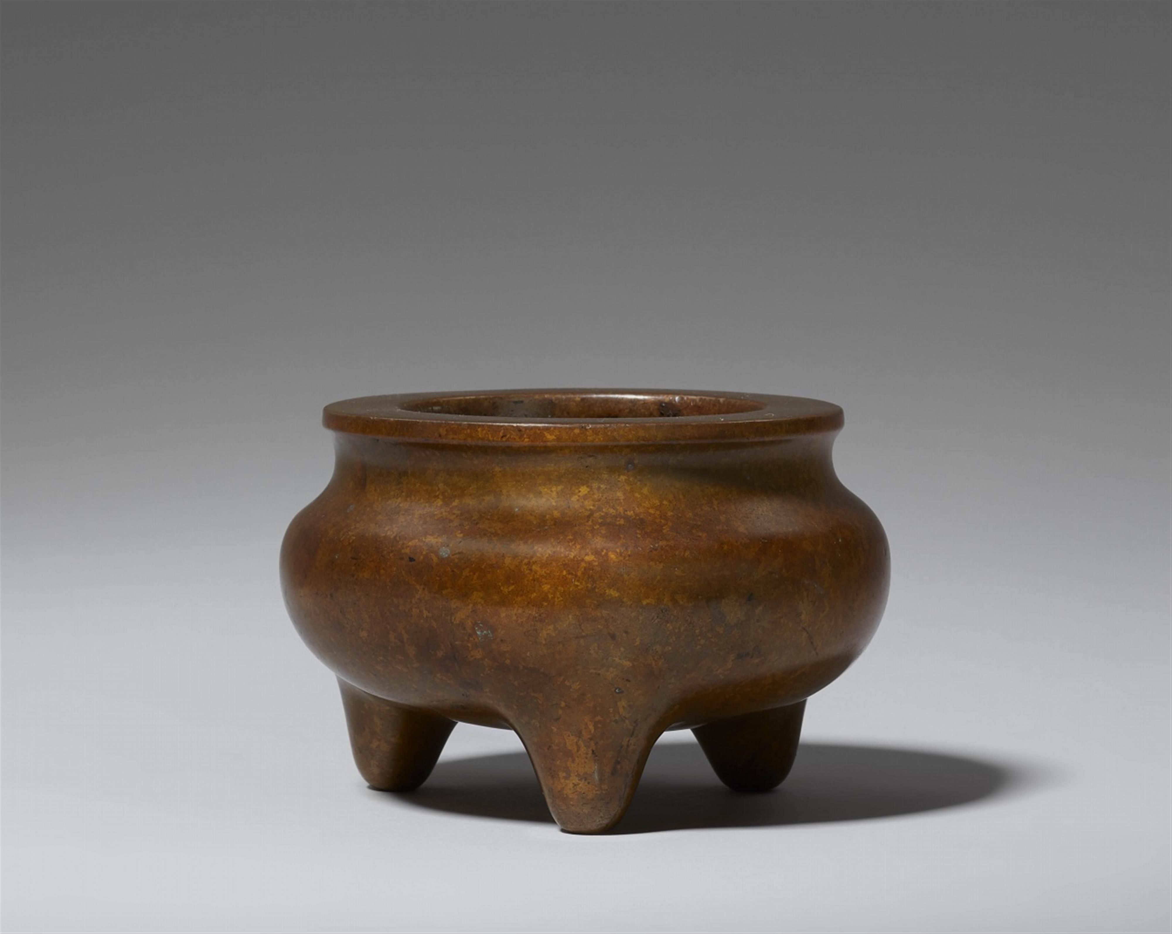 A heavy copper-coloured bronze incense burner. Qing dynasty, 19th century - image-1