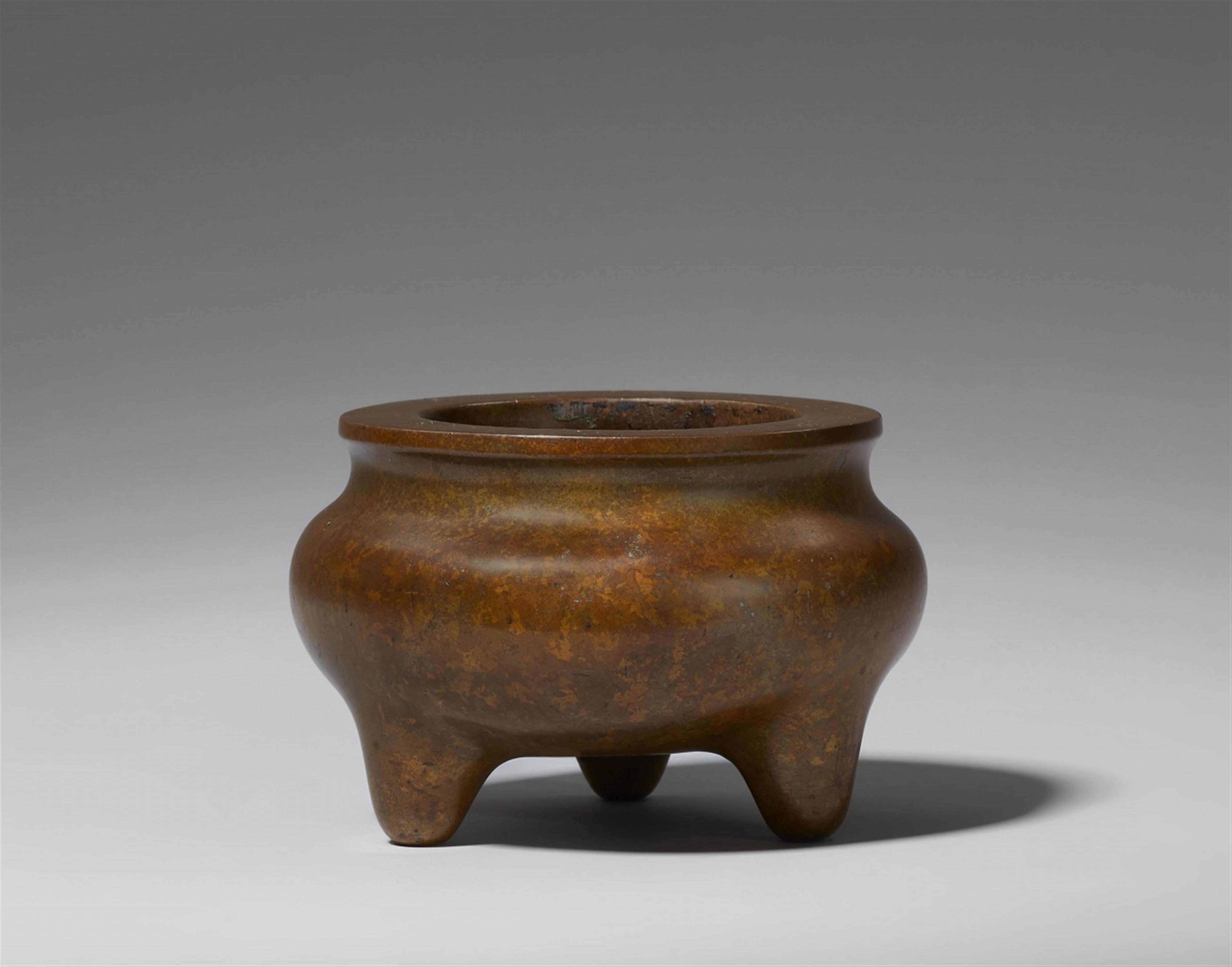 A heavy copper-coloured bronze incense burner. Qing dynasty, 19th century - image-2